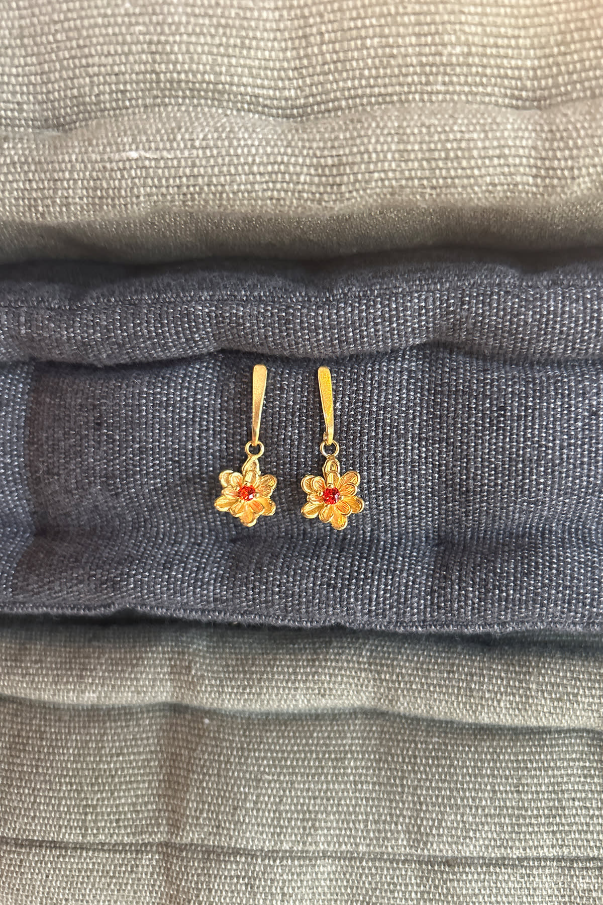 Stem Flower Stud - Nafsu I Gold w/ orange stone 5 - Rabens Saloner