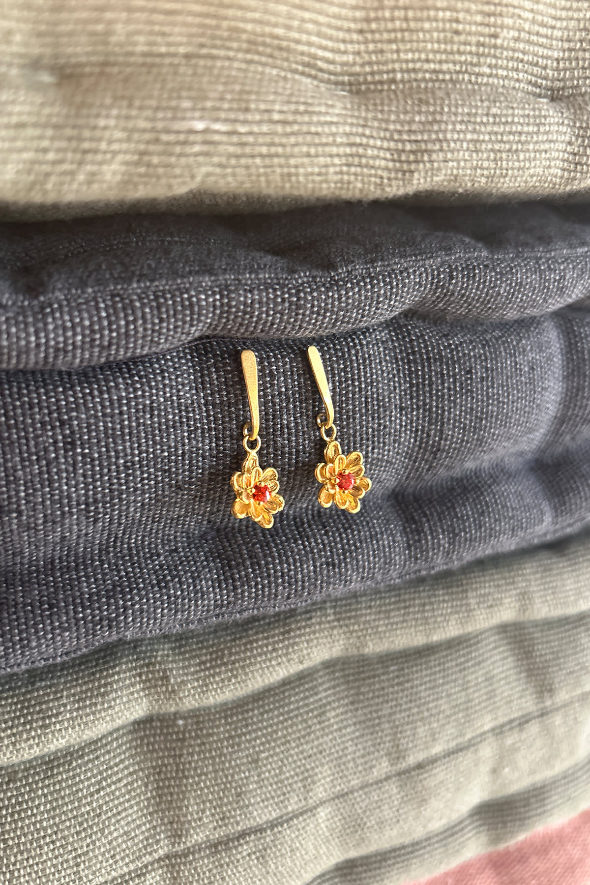 Stem Flower Stud - Nafsu I Gold w/ orange stone 4 - Rabens Saloner