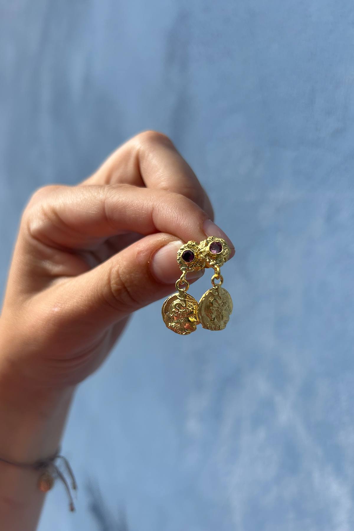 Coin Earring - Nafsu I Gold w/ Purple Stone 1 - Rabens Saloner