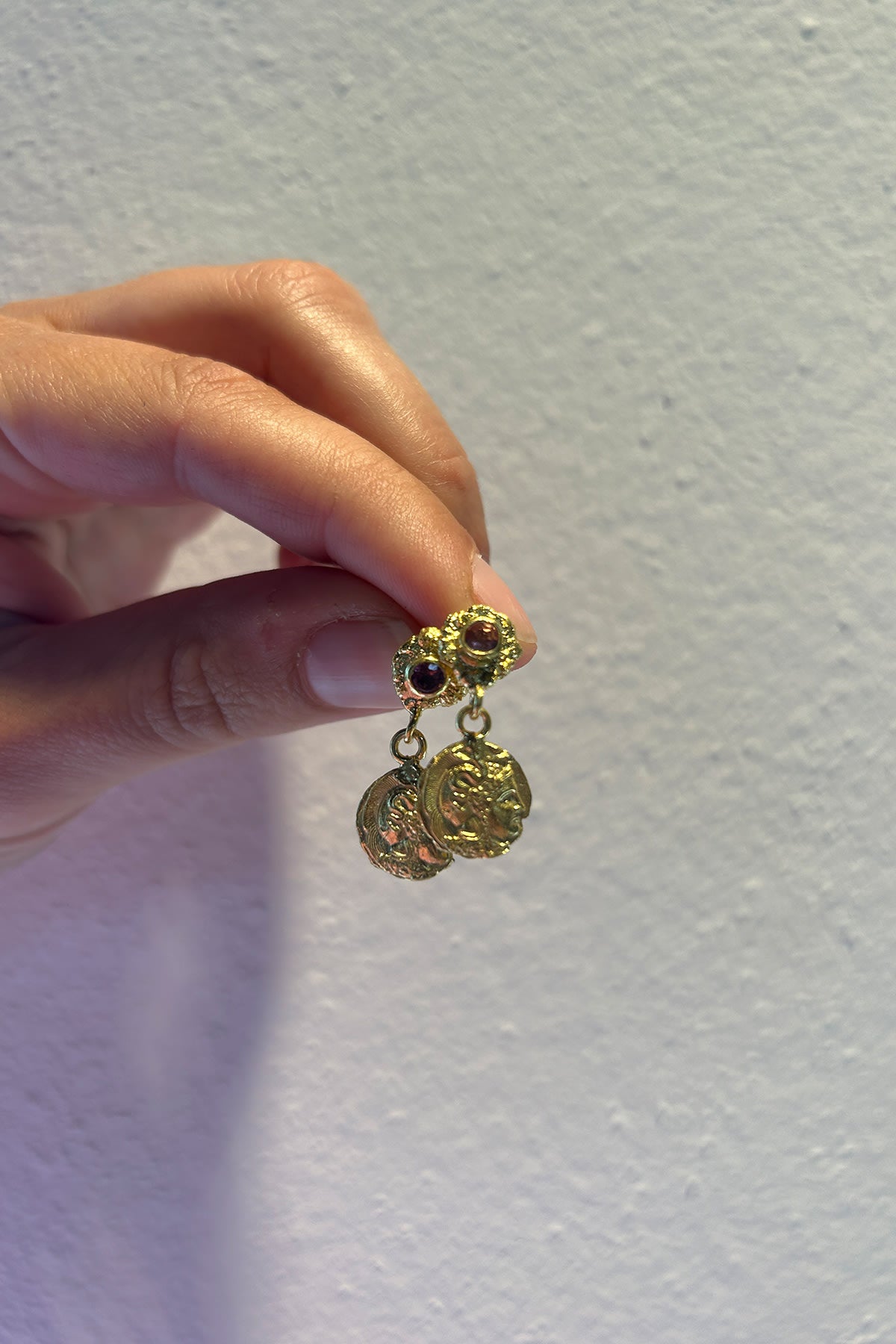 Coin Earring - Nafsu I Gold w/ Purple Stone 5 - Rabens Saloner