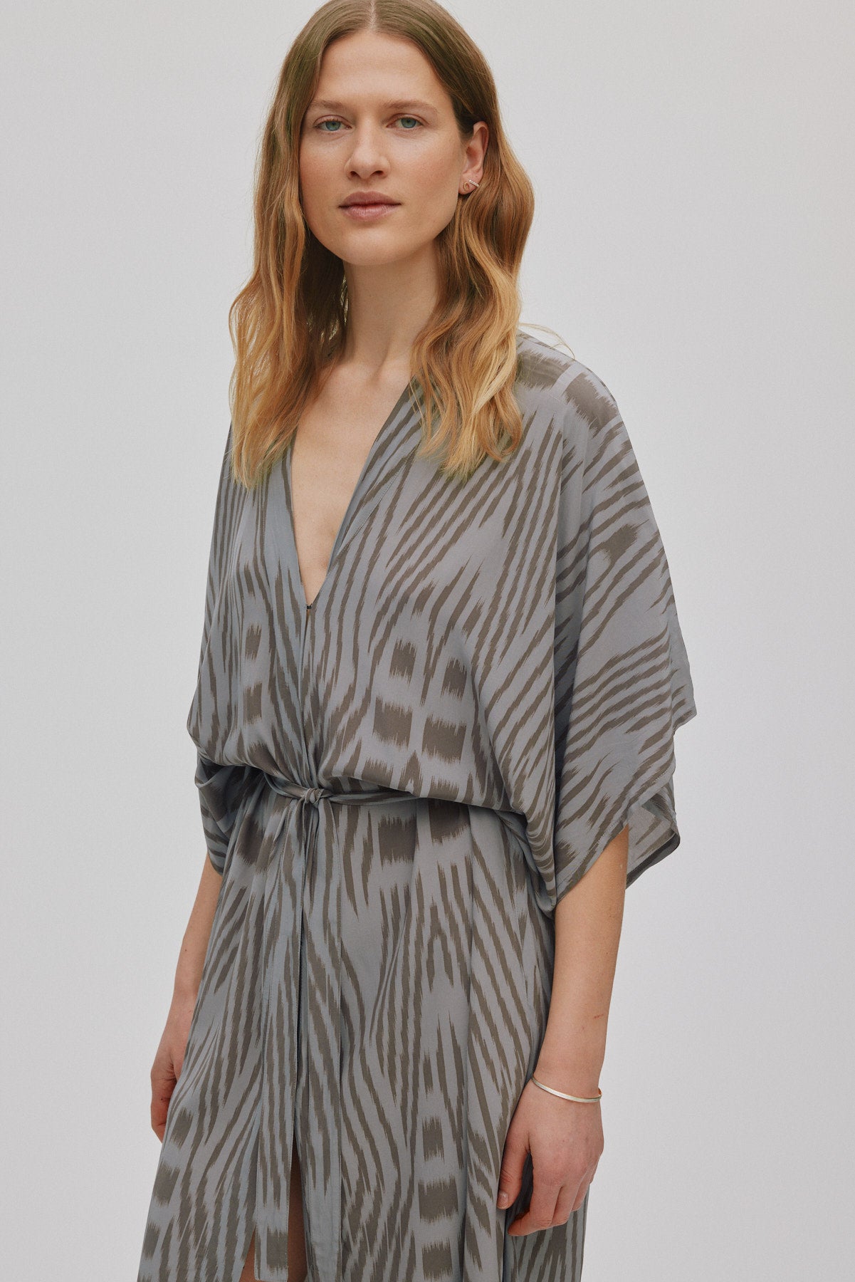 Alesandra - Ombre ikat kimono dress I Asphalt combo 4 - Rabens Saloner