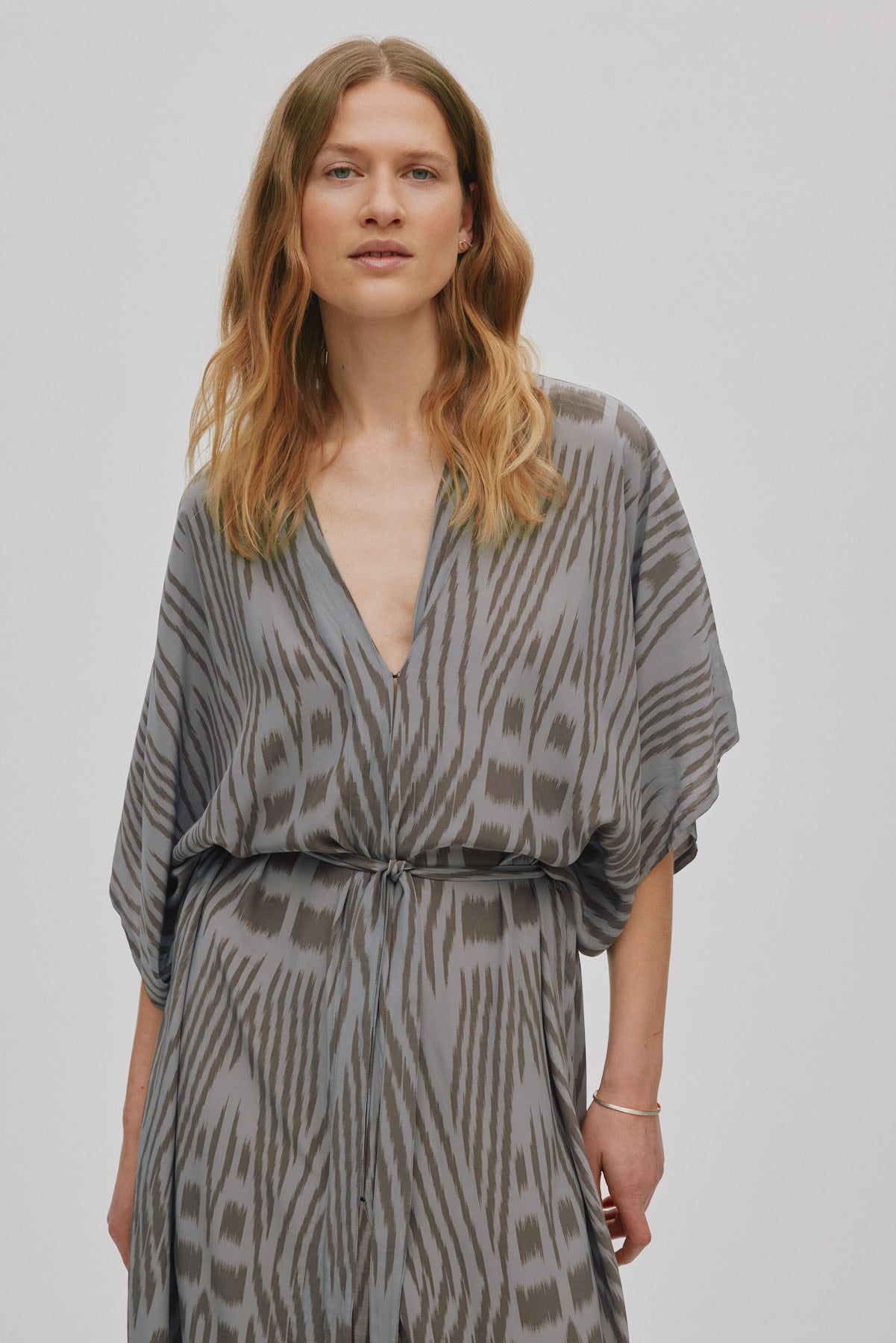 Alesandra - Ombre ikat kimono dress I Asphalt combo 5 - Rabens Saloner