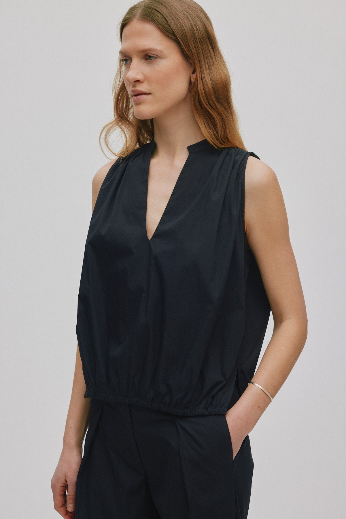 Ingeborg - Papery sleeveless blouse I Black 2 - Rabens Saloner