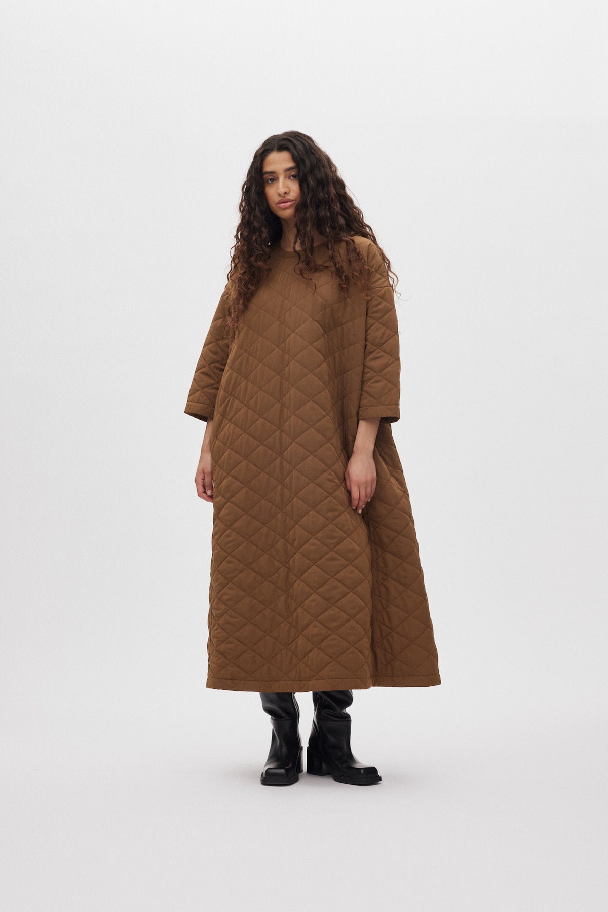 Pamala - Tech quilt dress I Chestnut 1 - Rabens Saloner