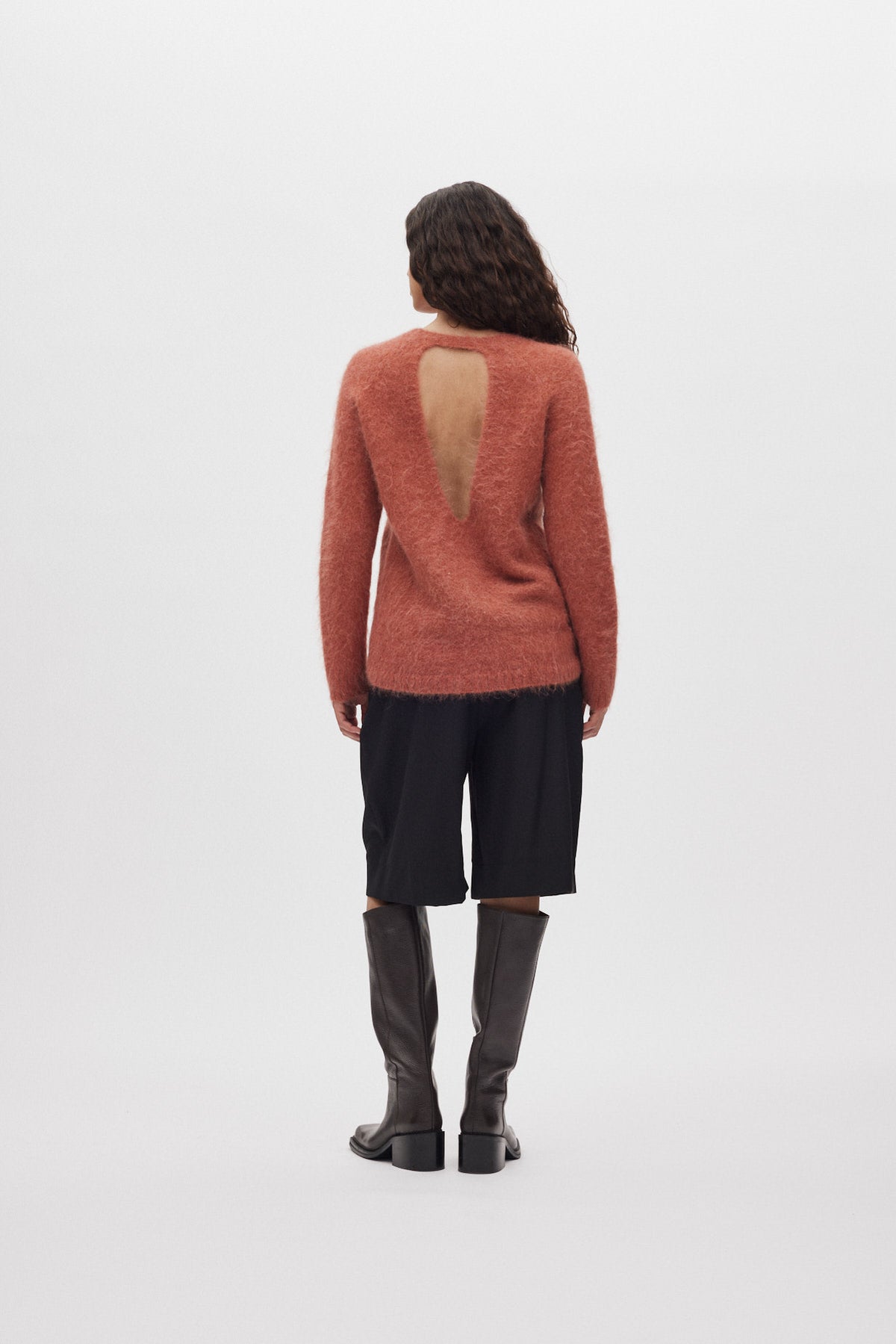 Dinea - Fluffy knit open back sweater I Redwood 2 - Rabens Saloner