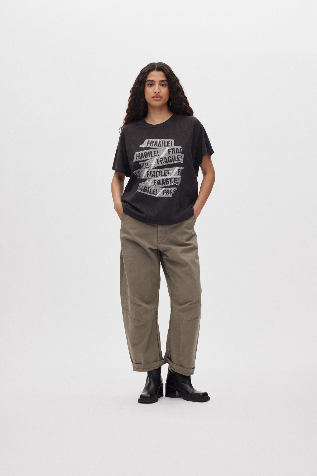 Ary - Fragile boxy t-shirt I Faded black 1 - Rabens Saloner