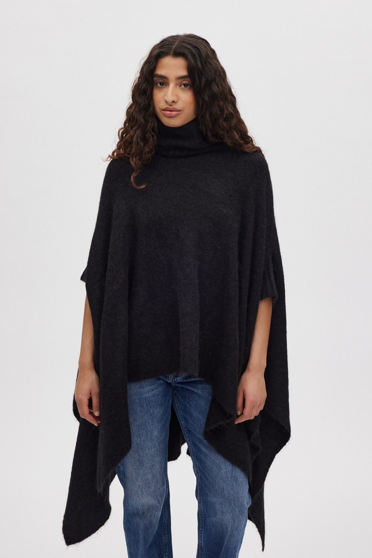 Dede - Fluffy knit poncho I Black 2 - Rabens Saloner