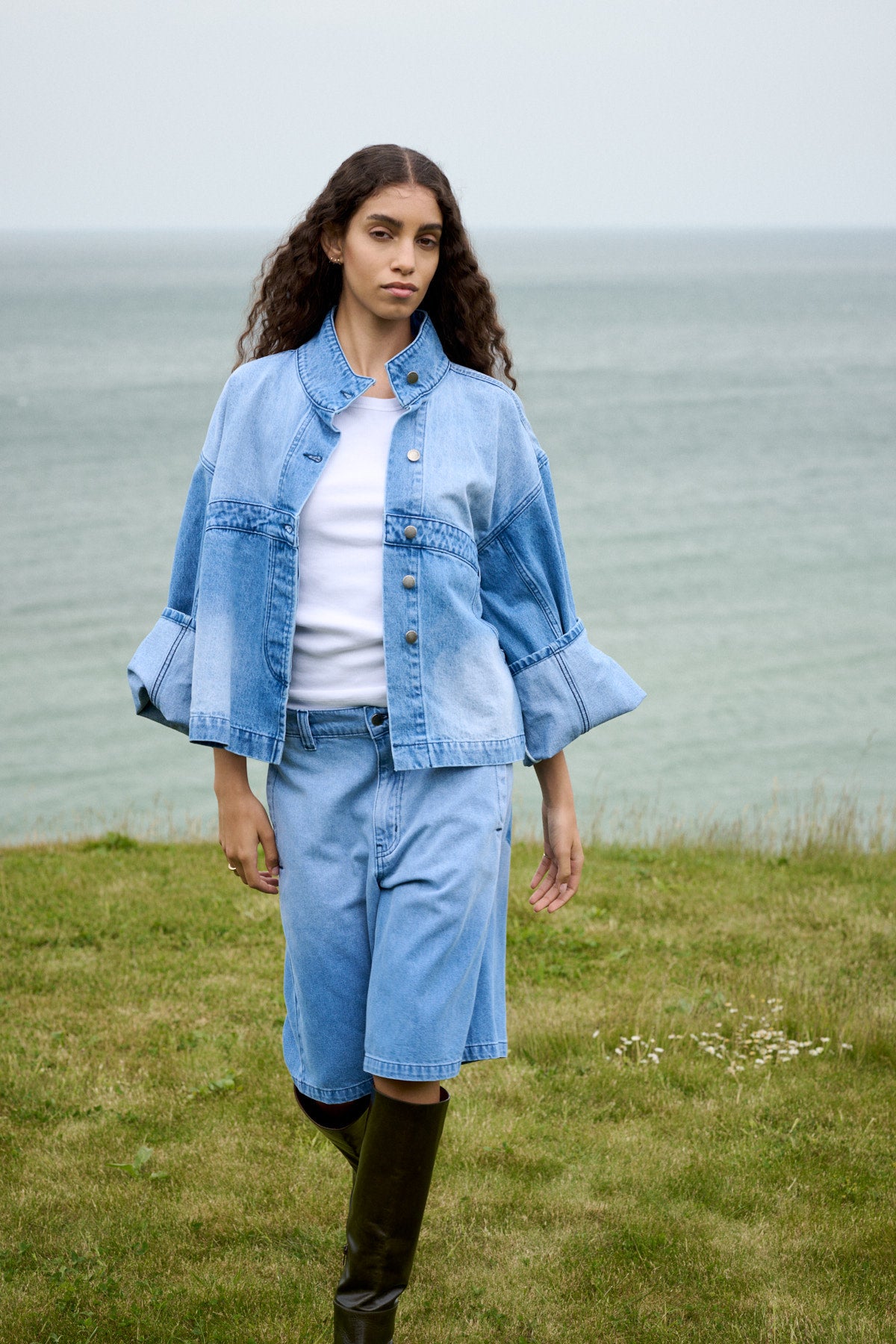 Raha - Denim light wide shorts I Light washed denim 9 - Rabens Saloner
