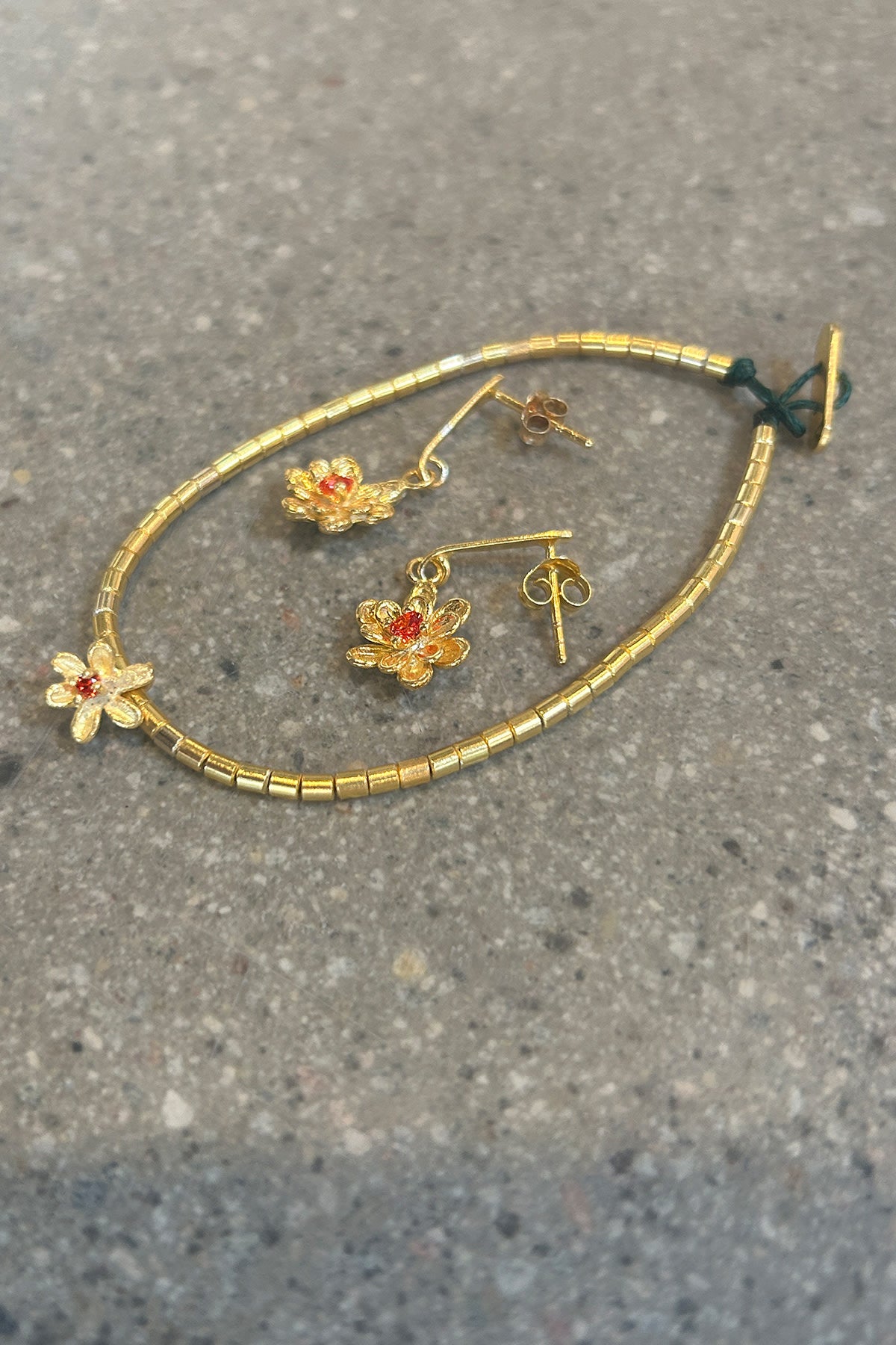 Stem Flower Stud - Nafsu I Gold w/ orange stone 3 - Rabens Saloner
