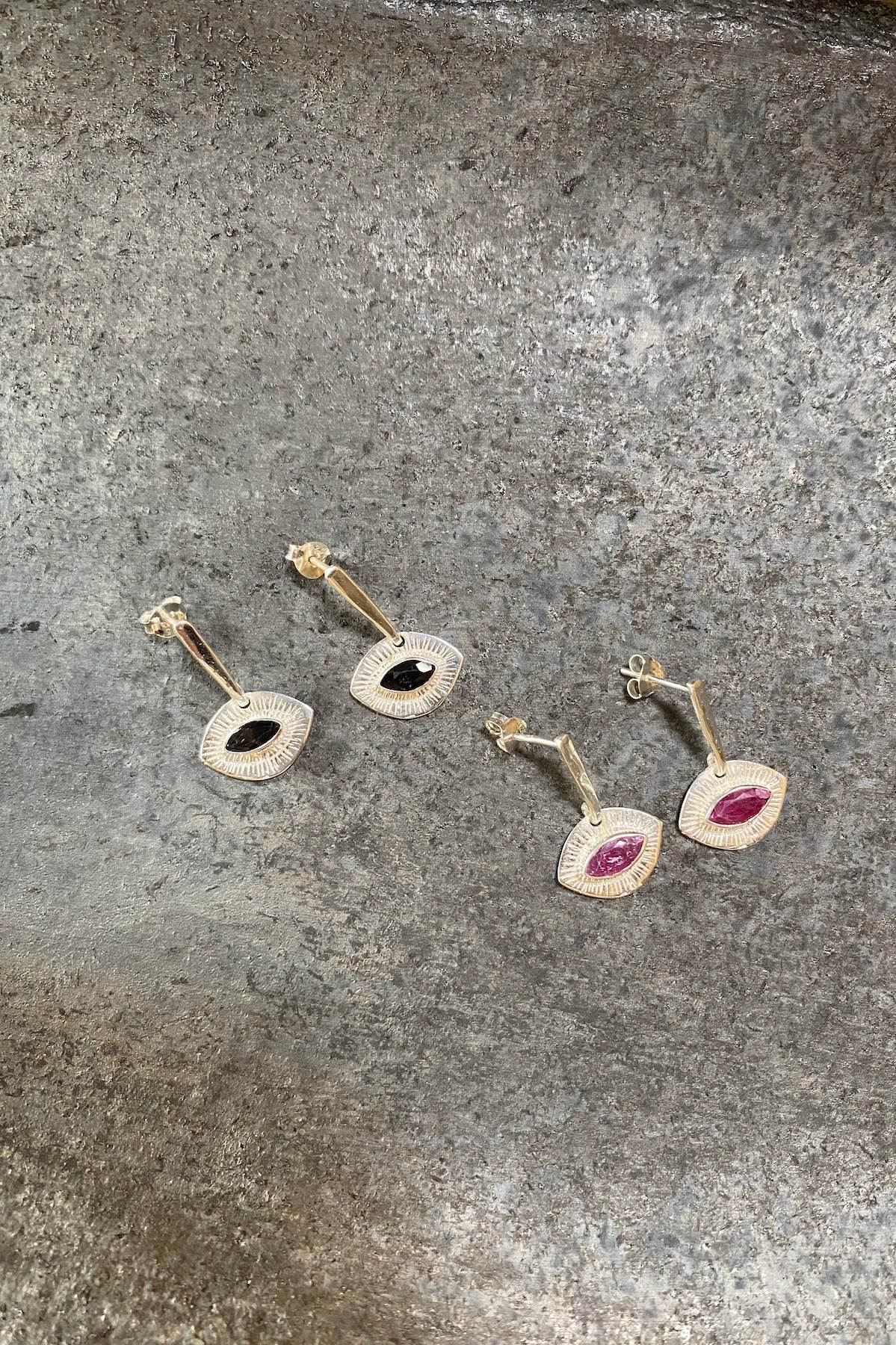 Nafsu - Gold plated earstick w/eye pendant I Black Sapphire 5 - Rabens Saloner