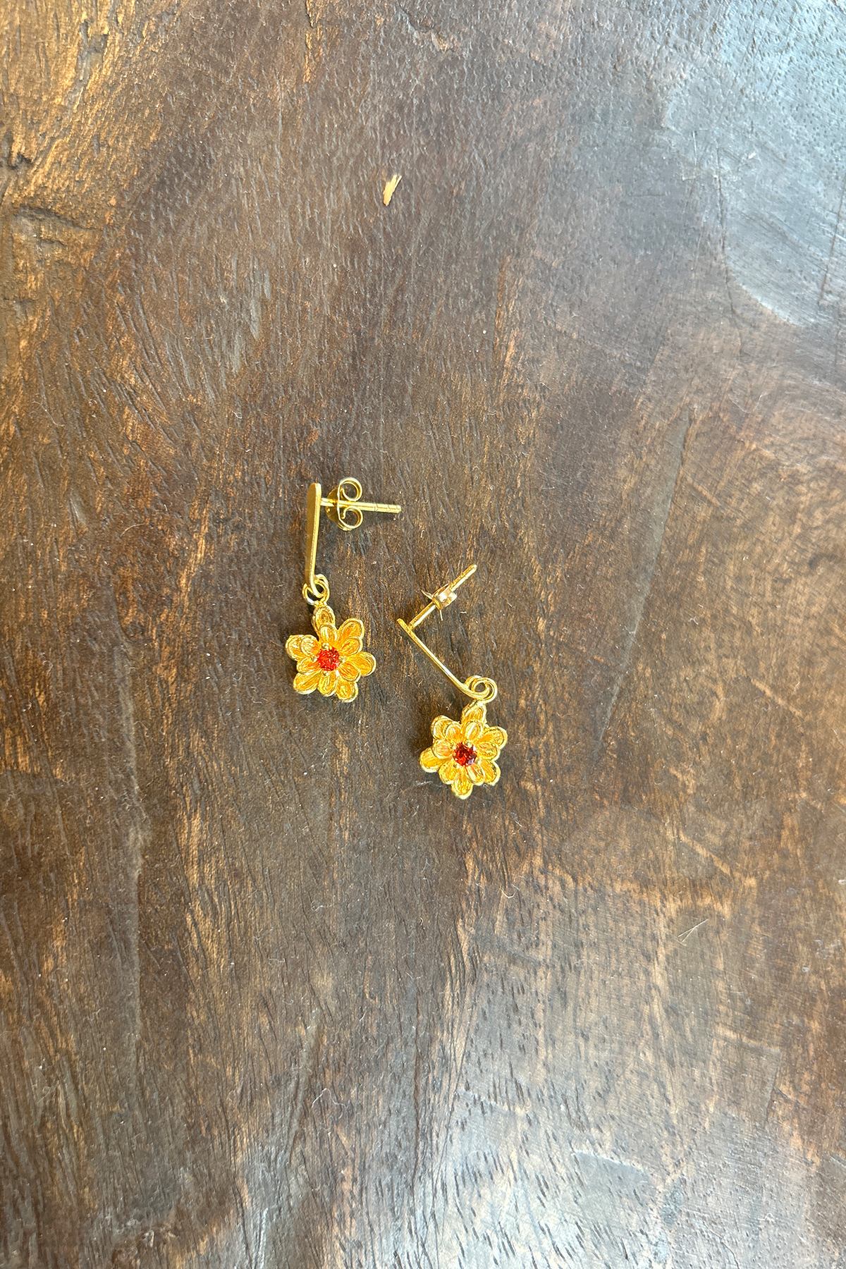 Stem Flower Stud - Nafsu I Gold w/ orange stone 2 - Rabens Saloner