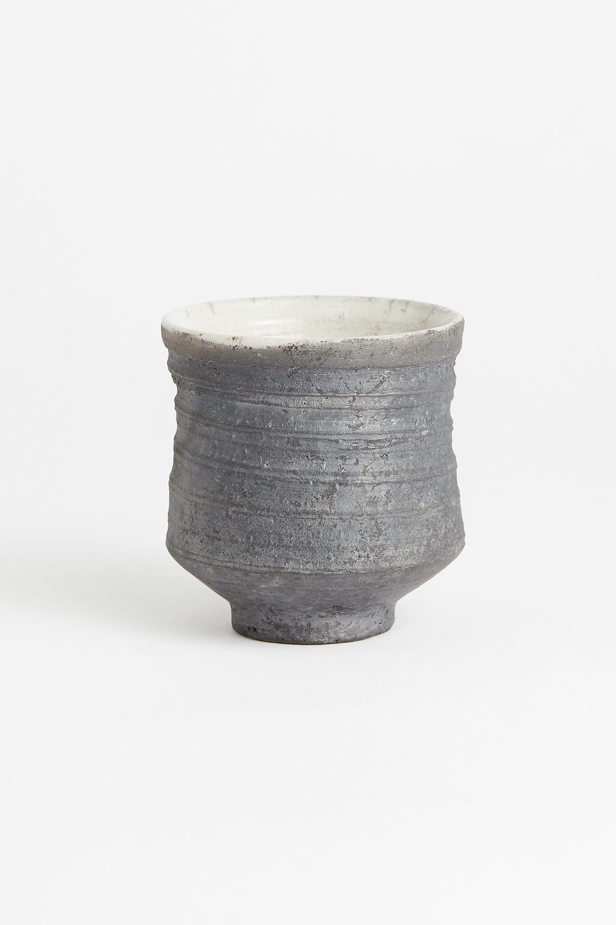 Hand Made Raku Cup I Medium - Visby Ceramics I Dark Grey Dark Grey H: 7-8 CM, Ø: 6-7 CM 1 - Rabens Saloner
