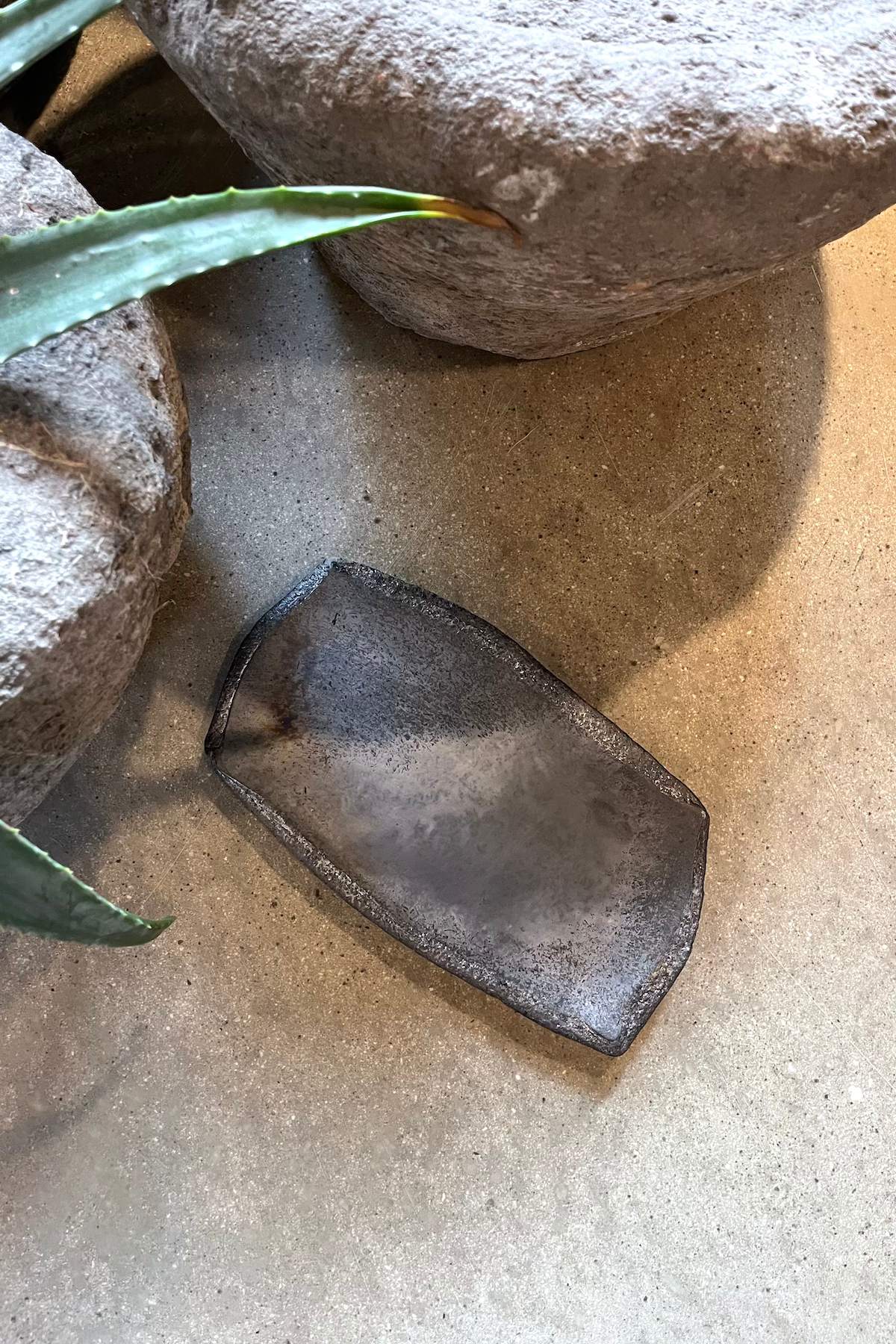 Handmade ceramic sushi plate - Visby Ceramics I Dark Dark 3 - Rabens Saloner