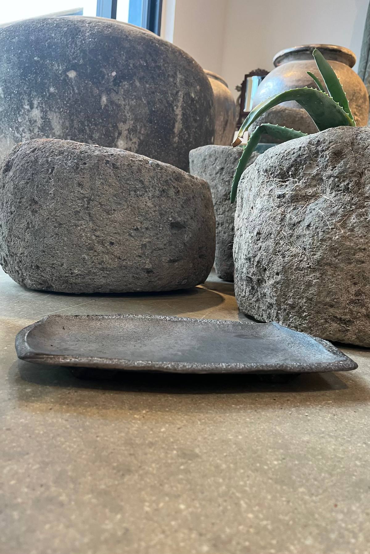 Handmade ceramic sushi plate - Visby Ceramics I Dark 6 - Rabens Saloner