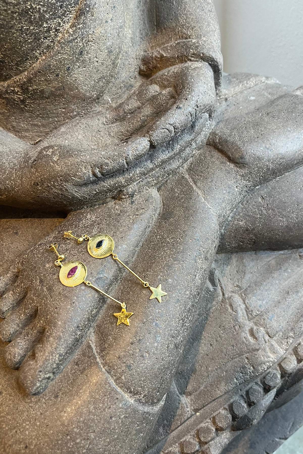 Nafsu - Long Gold plated eye earstick w/star pendant I Black Sapphire 6 - Rabens Saloner