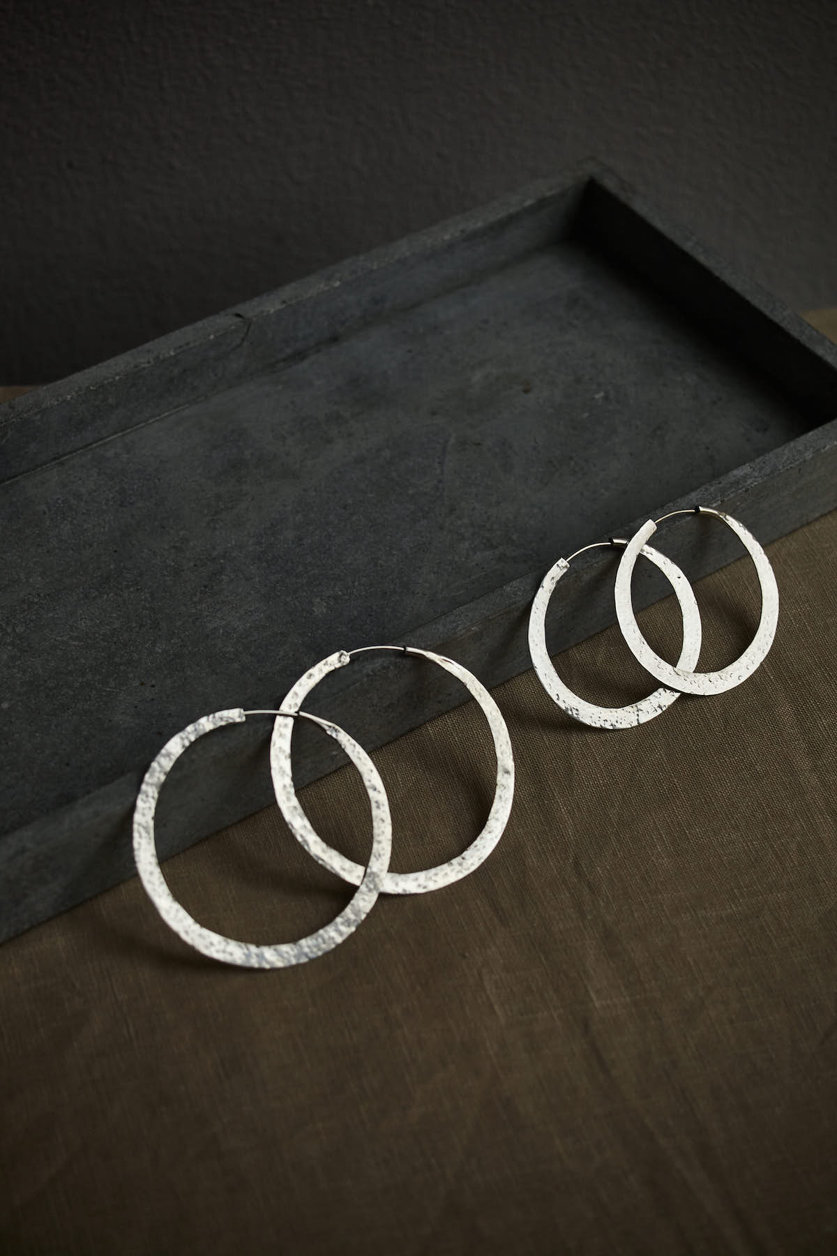 Nafsu - Silver hammered hoop L I Silver 4 - Rabens Saloner