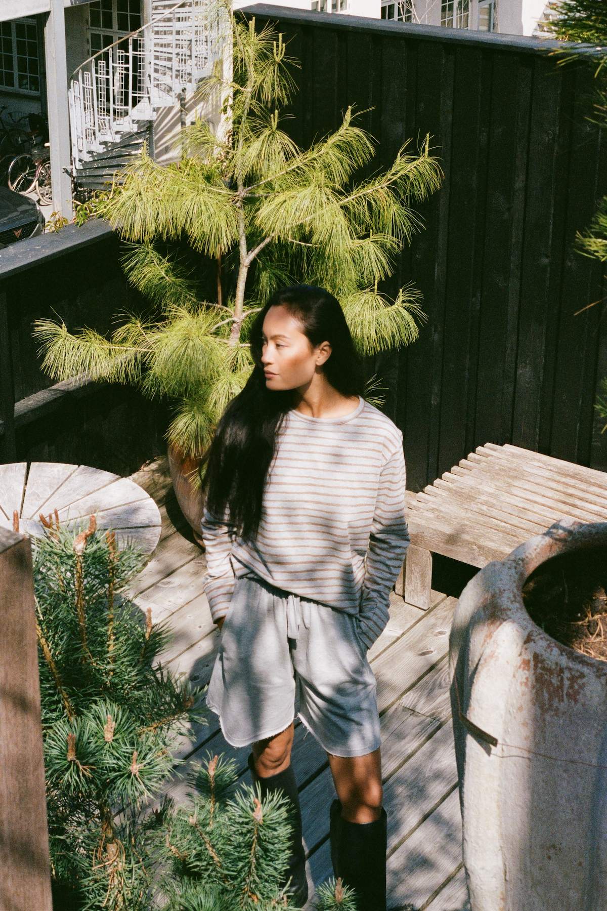 Hila - Light stretch crew neck top I Grey honey stripe 1 - Rabens Saloner