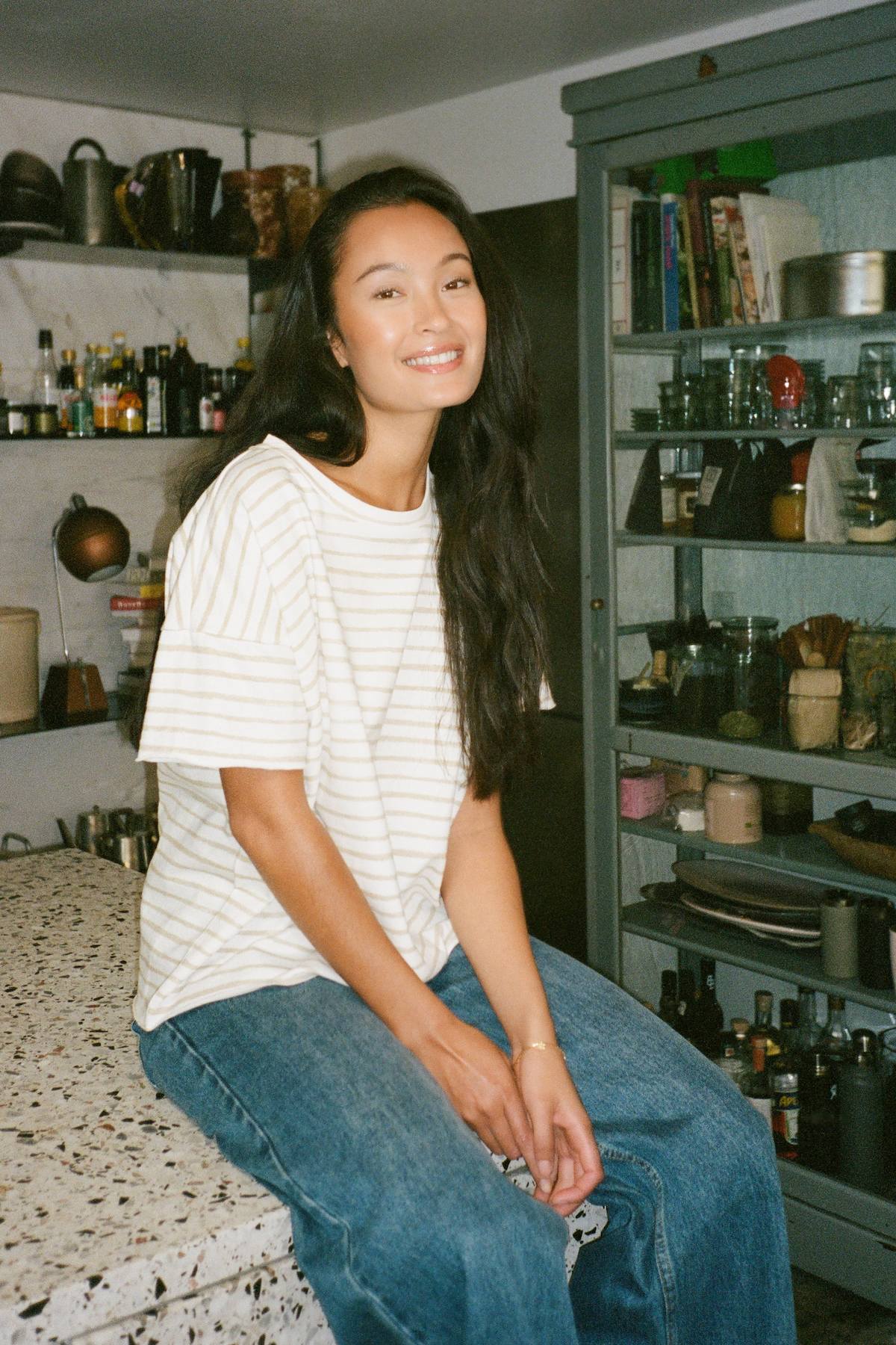 Margot - Light stretch cropped t-shirt I White sand stripe 1 - Rabens Saloner