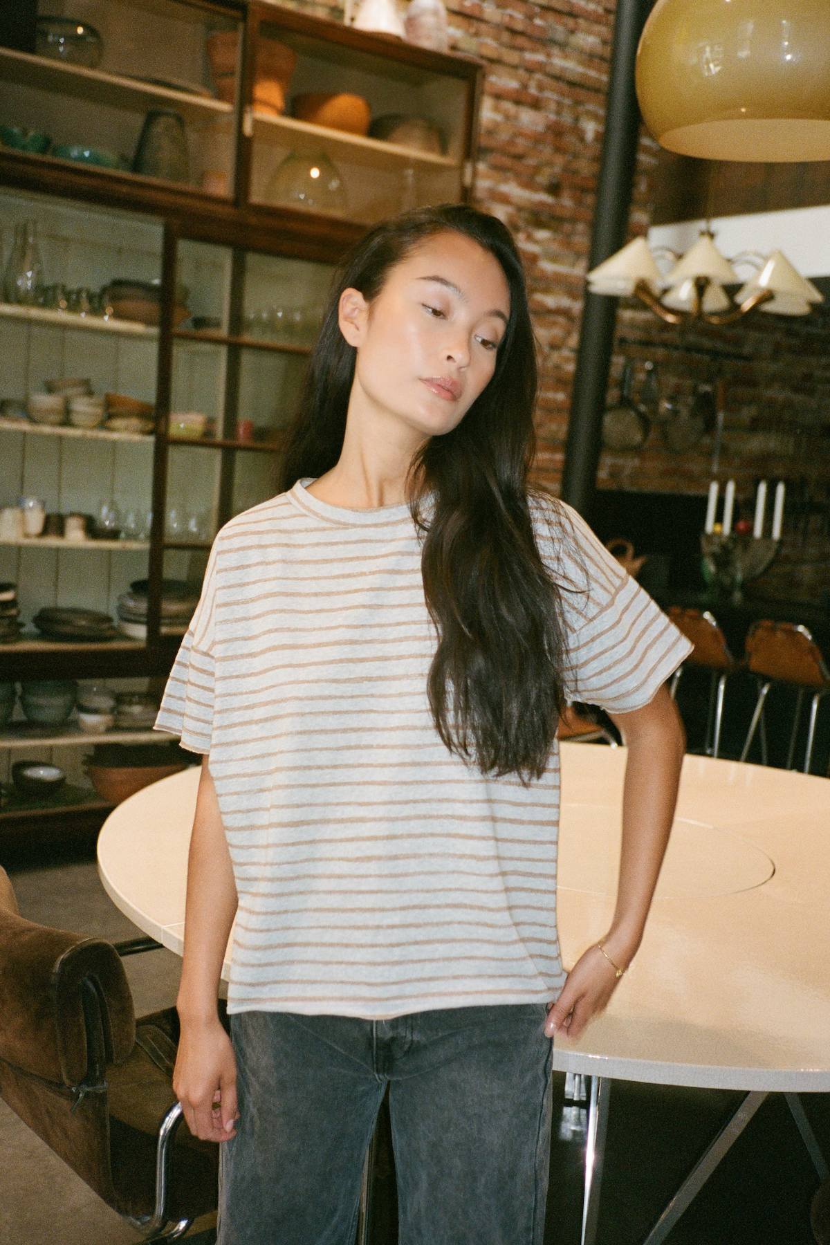 Margot - Light stretch cropped t-shirt I Grey honey stripe 1 - Rabens Saloner