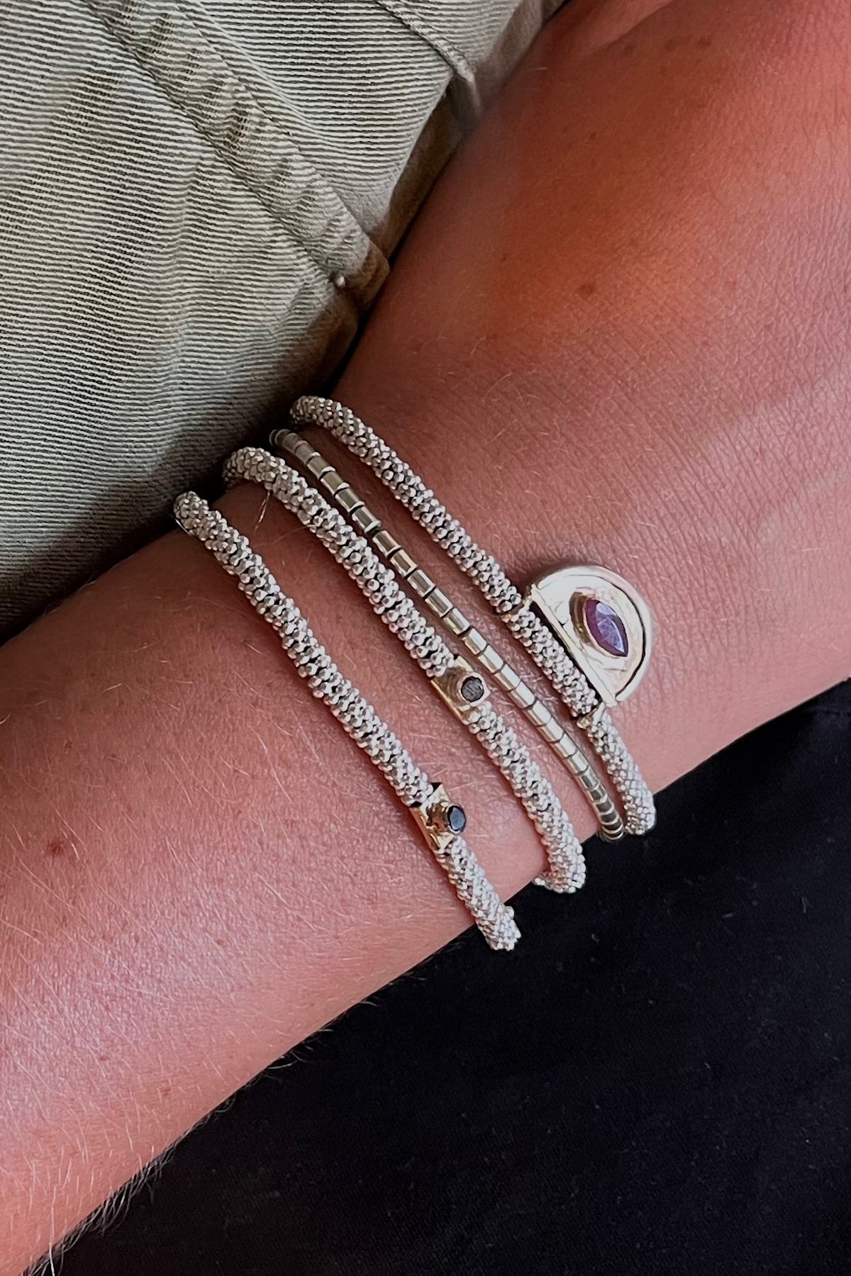 Nafsu - Silver bracelet w/square pendant I Dark stone 1 - Rabens Saloner