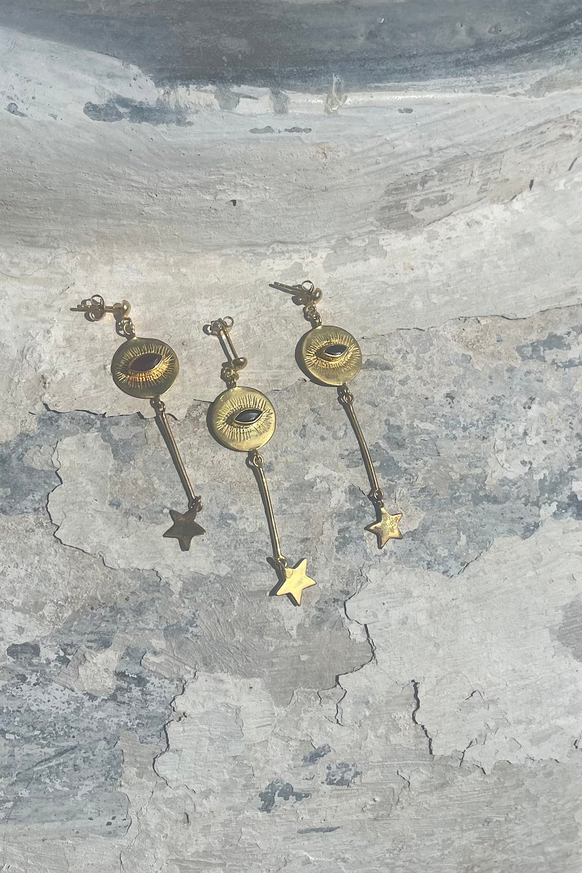 Nafsu - Long Gold plated eye earstick w/star pendant I Red ruby 1 - Rabens Saloner