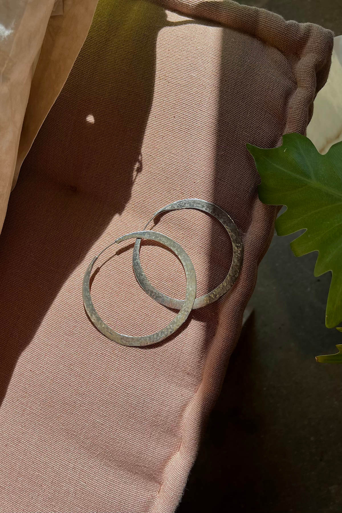 Nafsu - Silver hammered hoops S I Silver 4 - Rabens Saloner