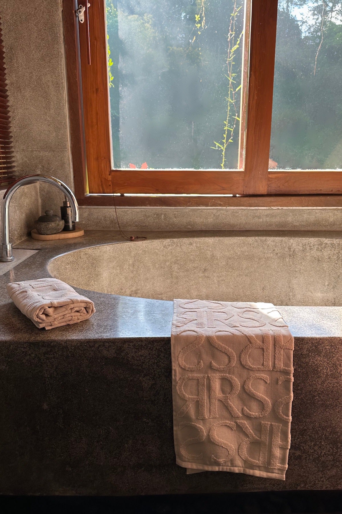 Monogram hand towel - Hand towel 50x80 cm I Rose 4 - Rabens Saloner