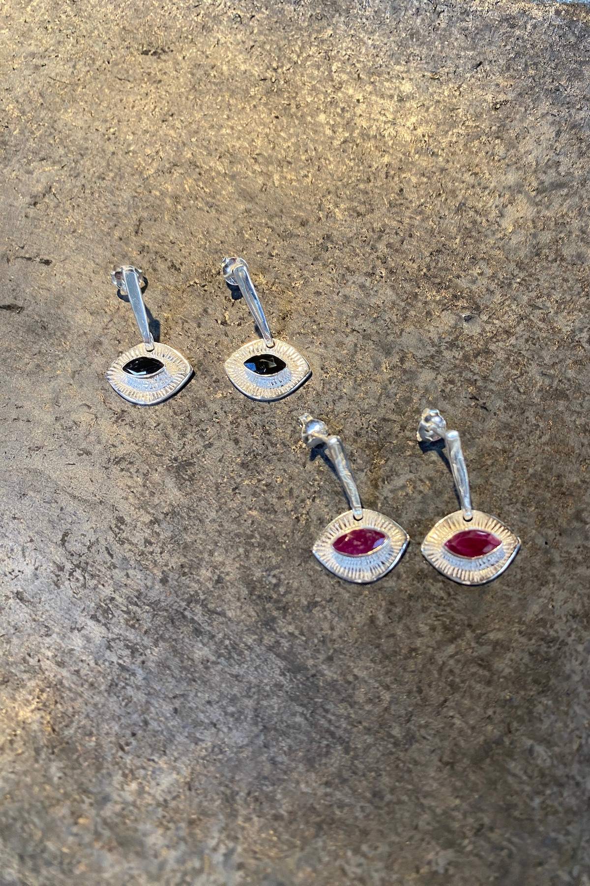 Nafsu - Silver Earstick w/ Eye Pendant I Ruby 1 - Rabens Saloner