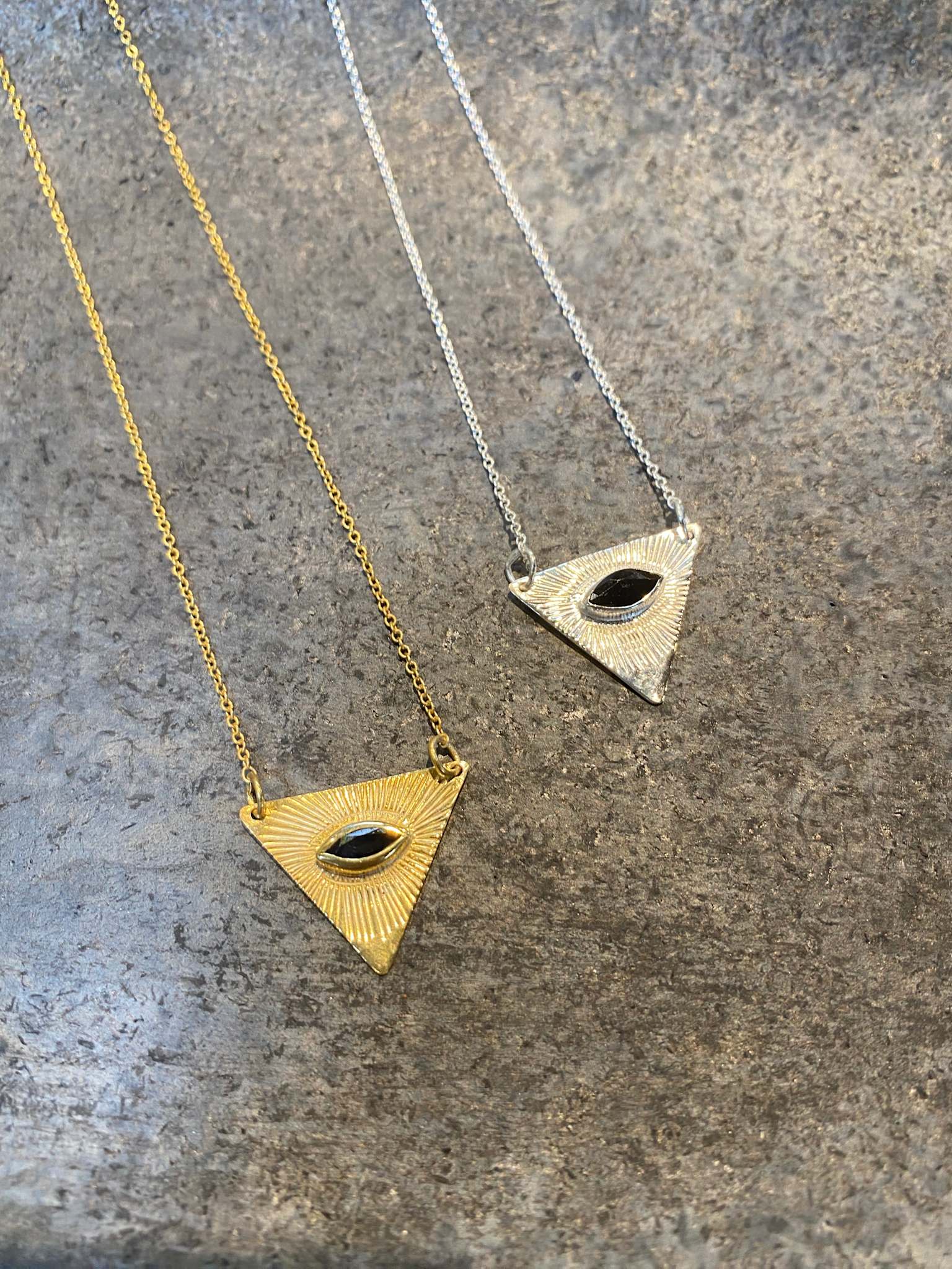 Nafsu - Gold plated chain w/ Triangle Eye Pendant I Black Sapphire 4 - Rabens Saloner