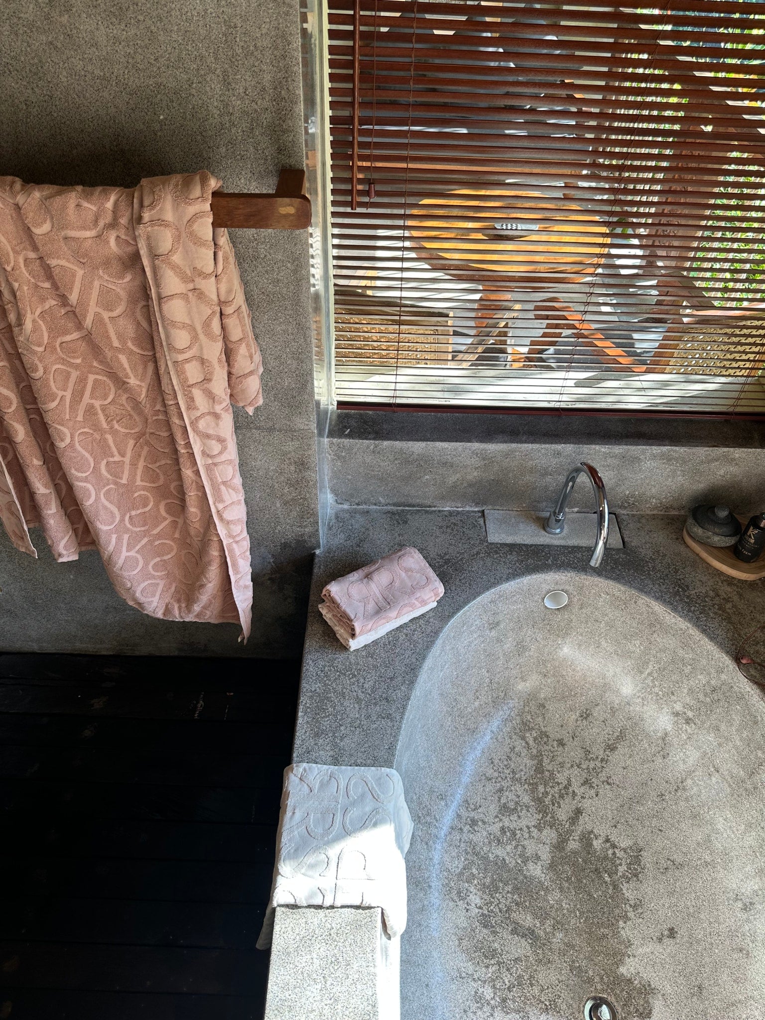 Monogram hand towel - Hand towel 50x80 cm I Rose 3 - Rabens Saloner