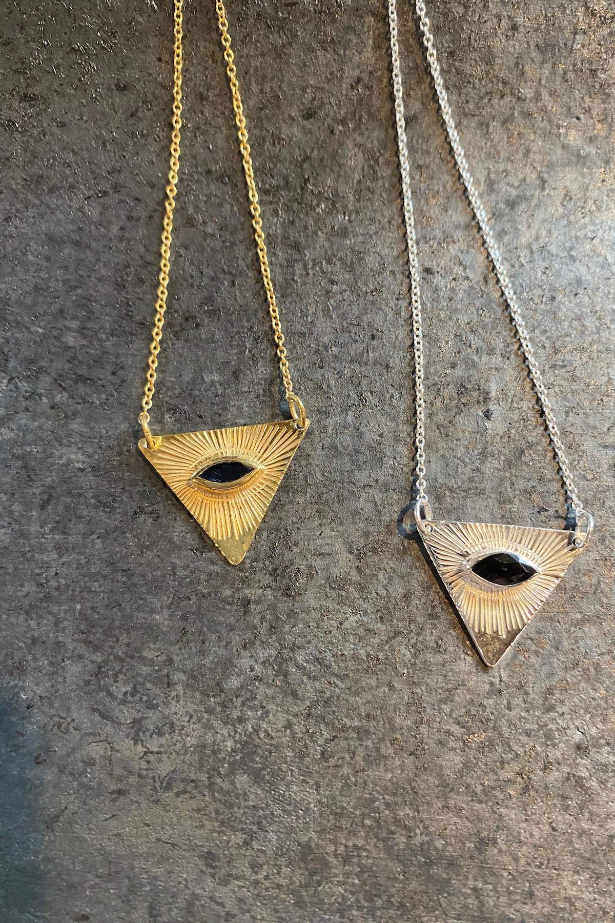 Chain w/ Triangle Eye Pendant - Nafsu I Silver 2 - Rabens Saloner