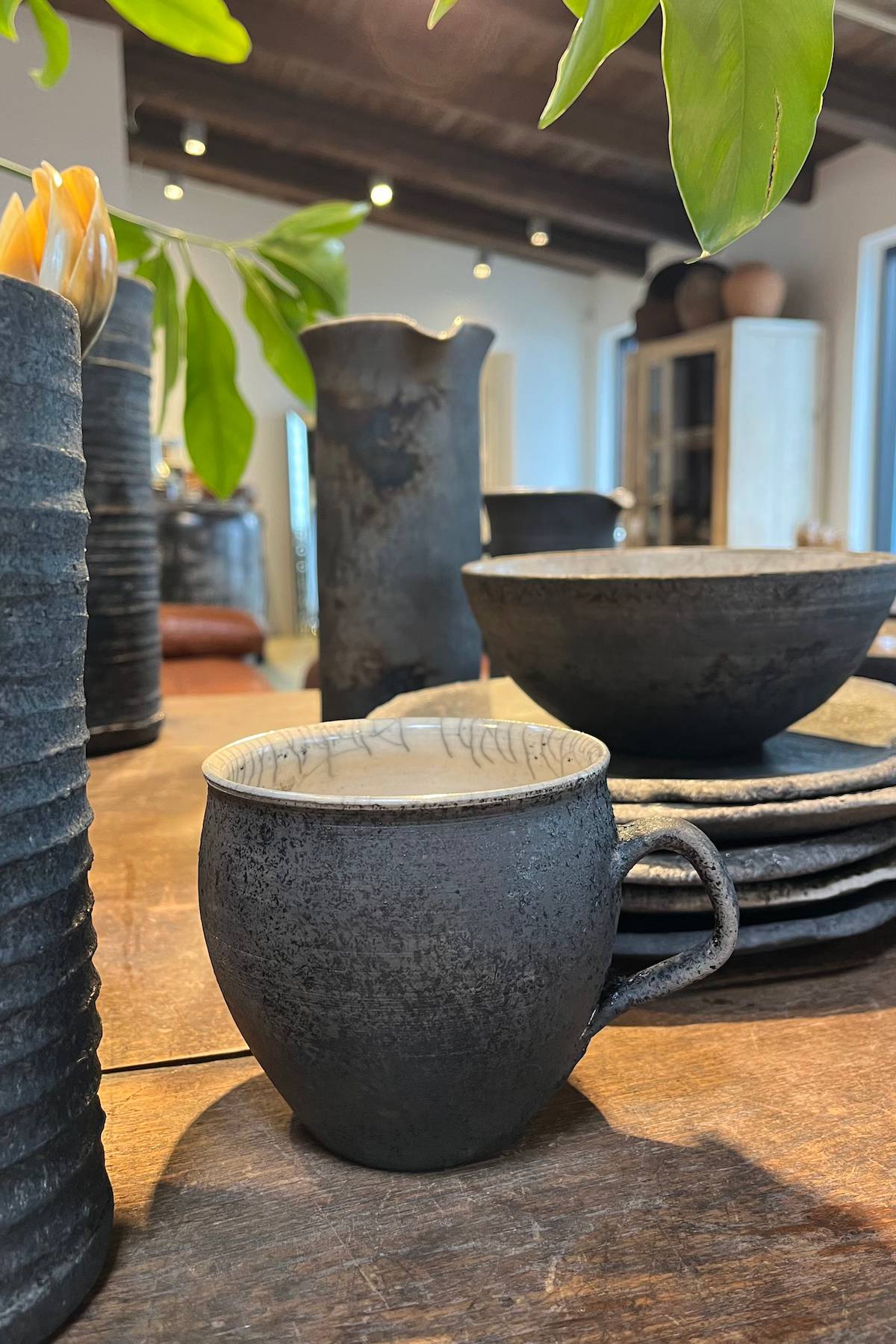 Handmade ceramic tea cup - Visby Ceramics I Dark Grey 3 - Rabens Saloner