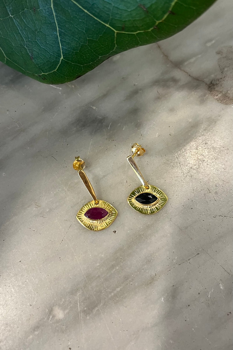 Nafsu - Gold plated earstick w/eye pendant I Red Ruby    1 - Rabens Saloner