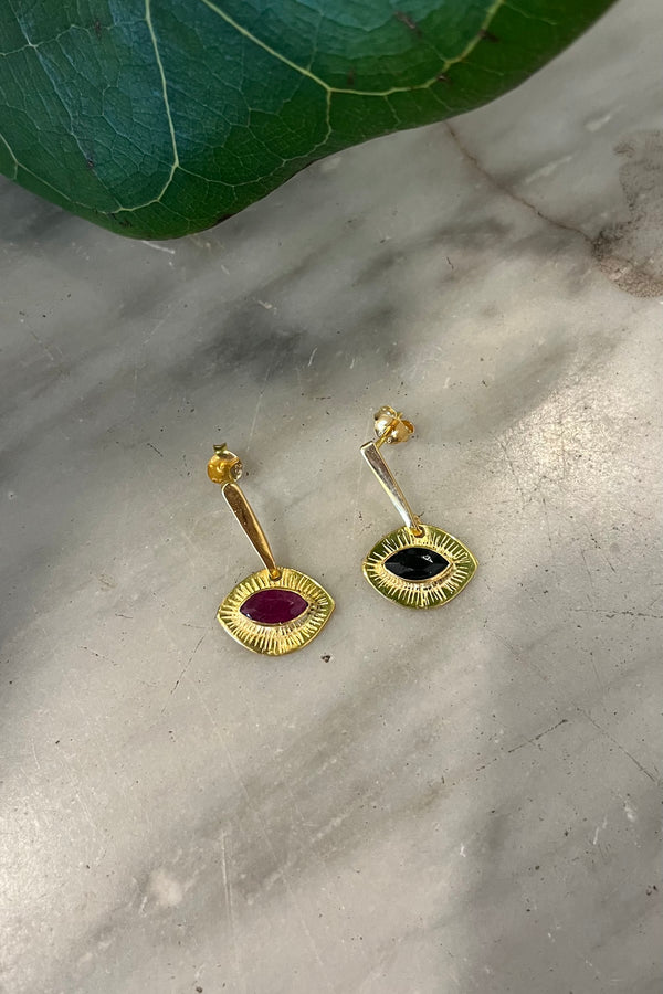 Nafsu - Gold plated earstick w/eye pendant I Black Sapphire