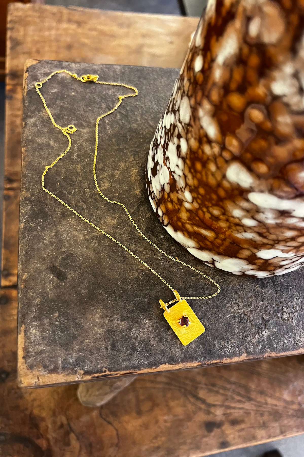 Heart pendant necklace - Nafsu I Gold w/ red stone 7 - Rabens Saloner