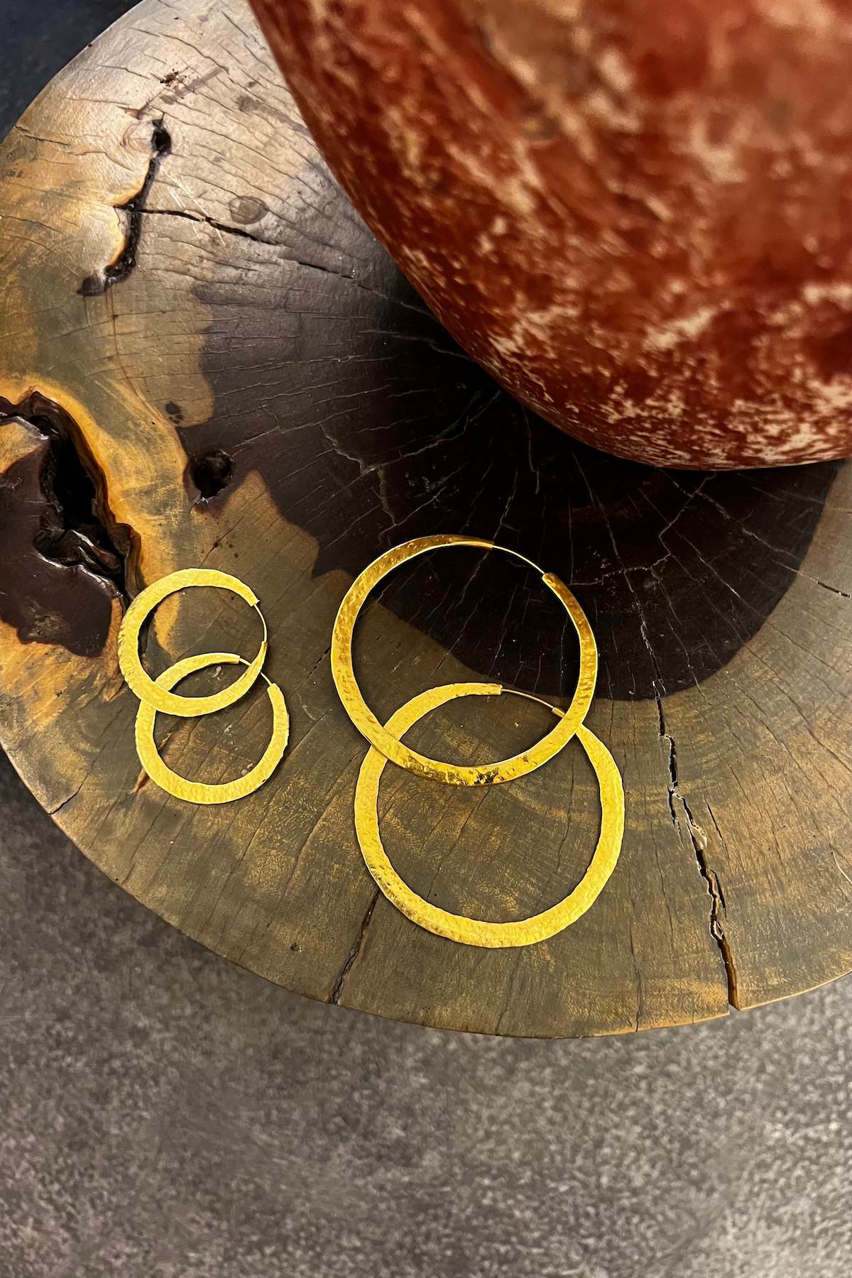 Nafsu - Hammered hoop S I Gold plated 4 - Rabens Saloner