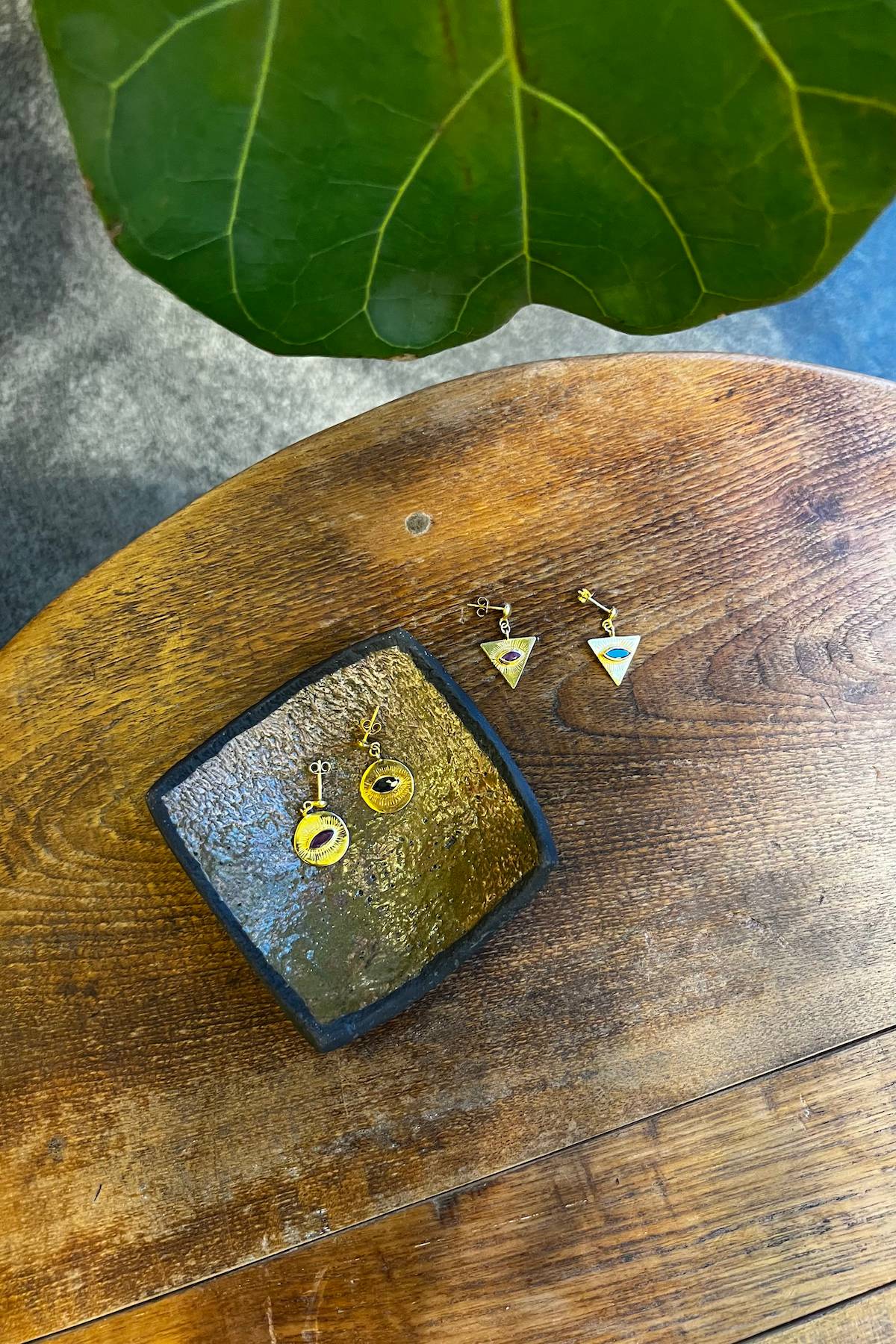 Nafsu - Earstick w/ round eye pendant I Gold plated/ Sapphire 3 - Rabens Saloner