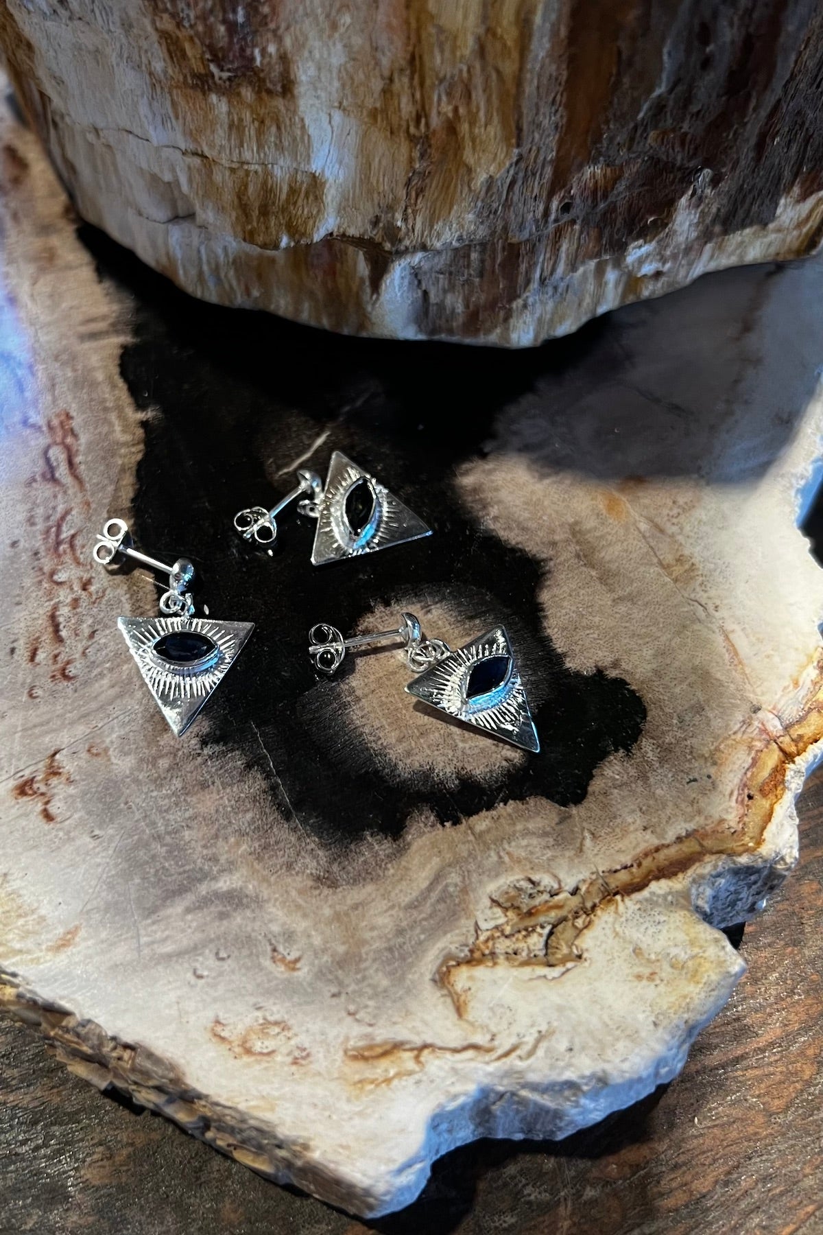 Nafsu - Earstick w/ triangle eye pendant I Sapphire 3 - Rabens Saloner