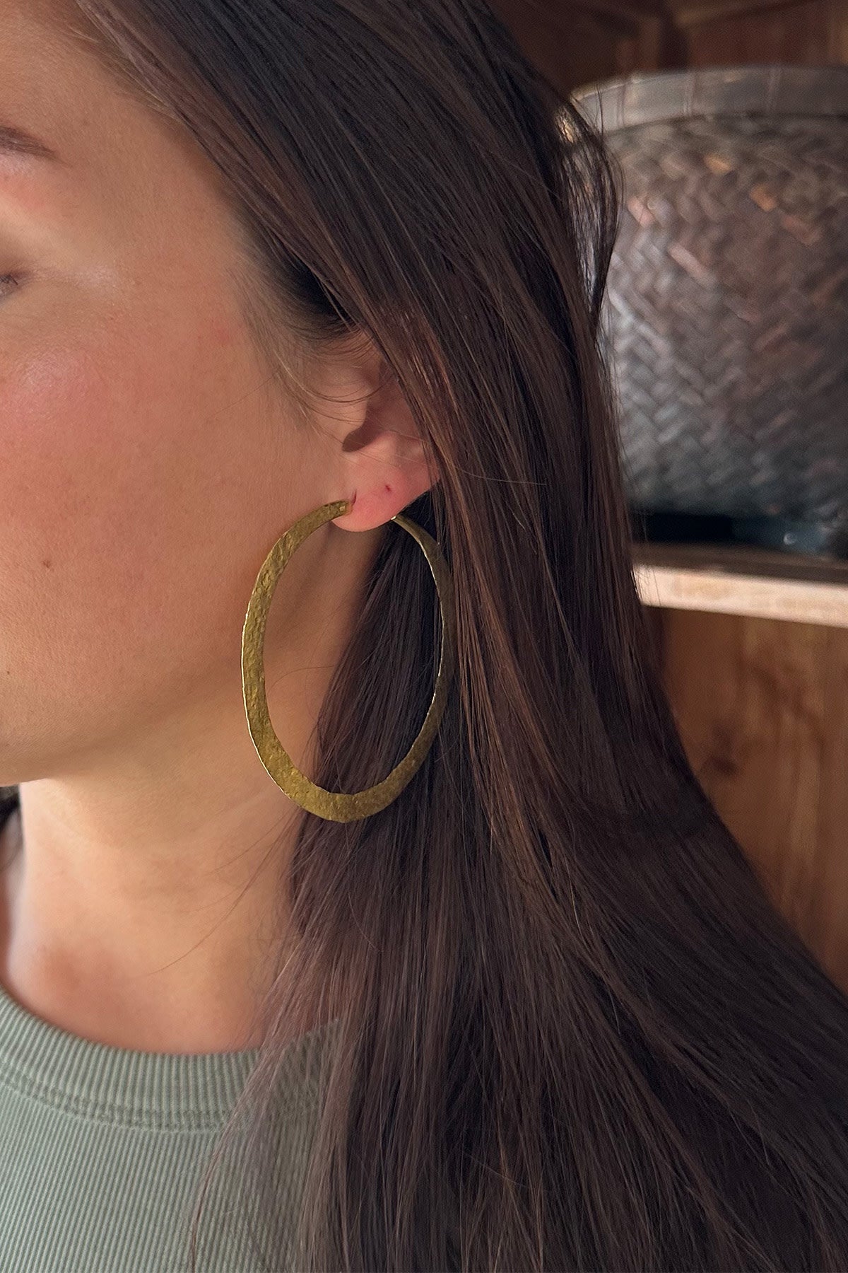 Nafsu - Hammered hoop L I Gold plated 2 - Rabens Saloner