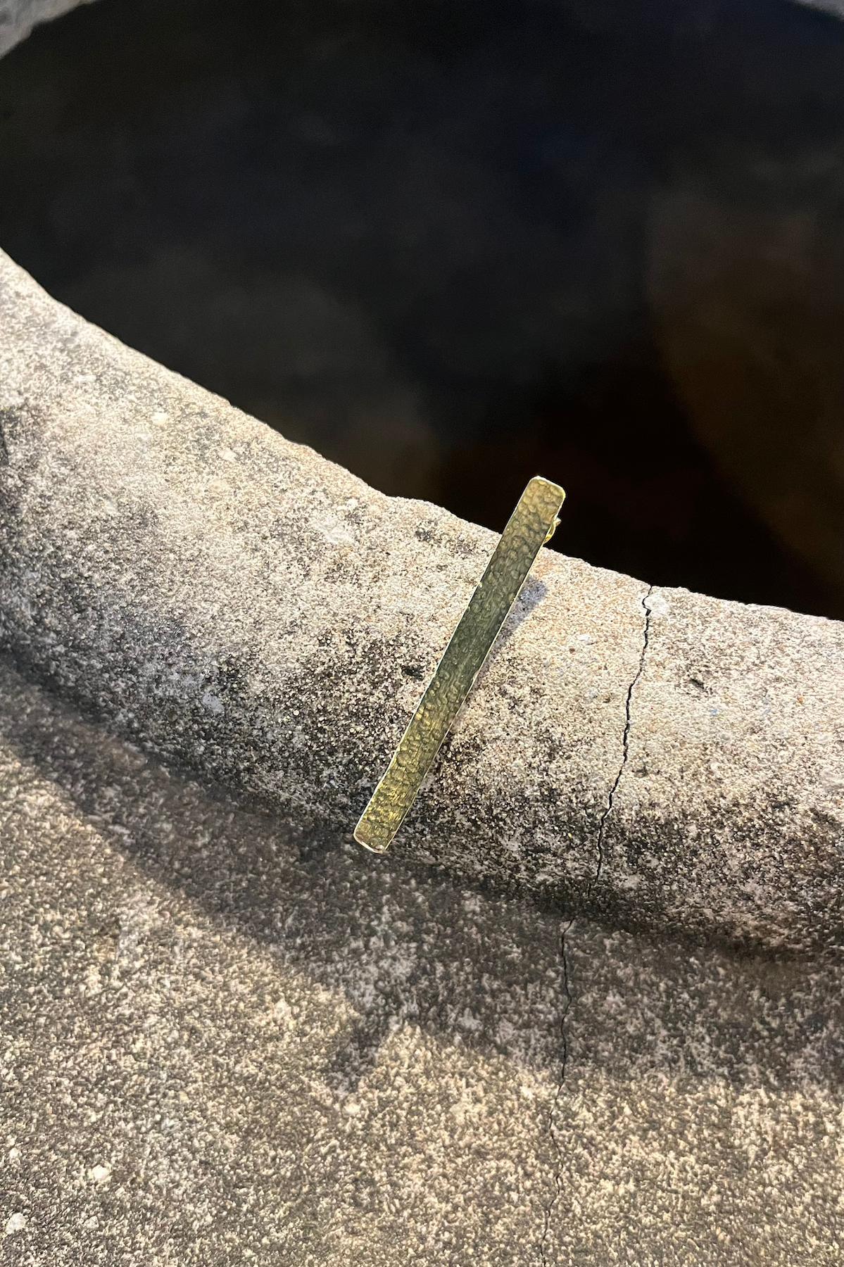 Nafsu - Hammered long earstick I Gold plated 3 - Rabens Saloner