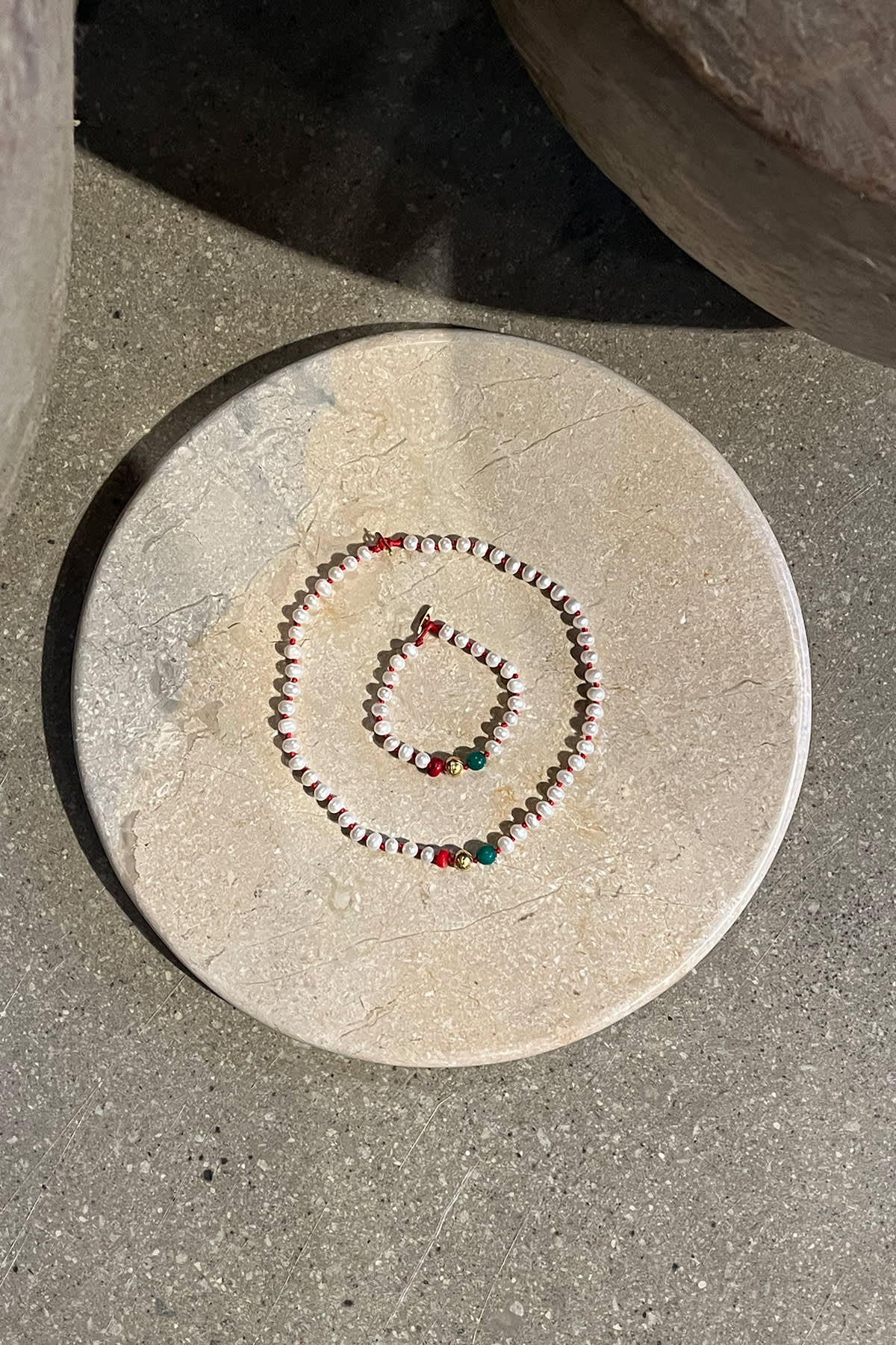 Pearl Necklace With Beads - Nafsu I Gold Beads w/ Coral and Green Onyx 3 - Rabens Saloner