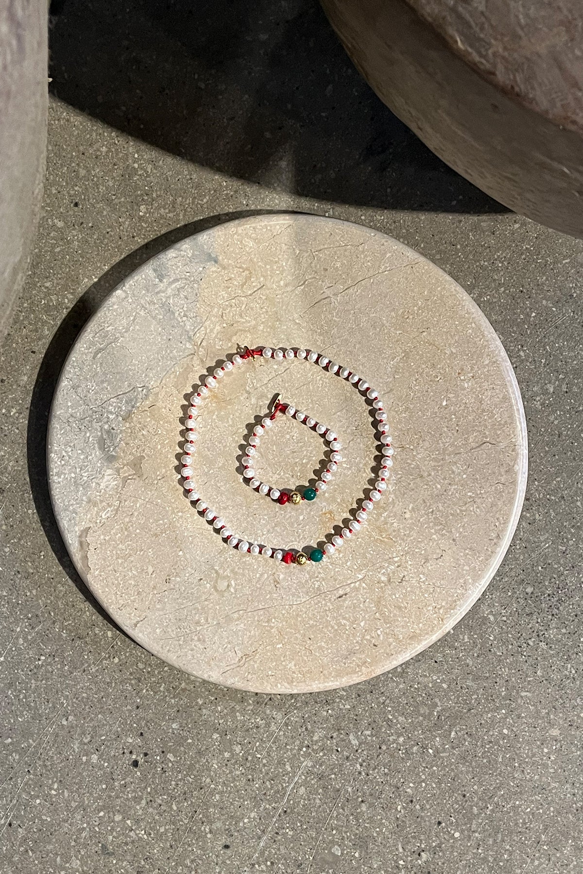Pearl Bracelet With Beads - Nafsu I Gold Beads w/ Coral And Green Onyx 3 - Rabens Saloner