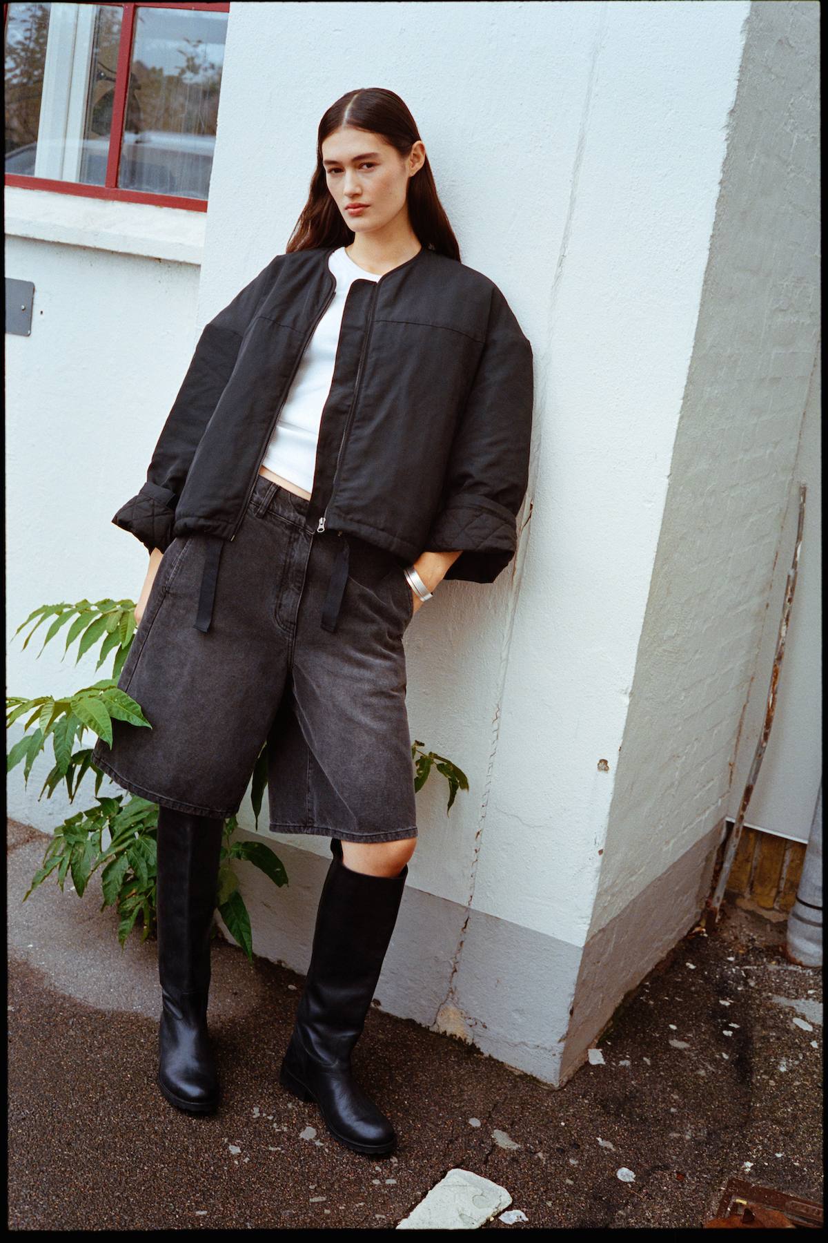 Raha - Denim black wide shorts I Washed black denim 6 - Rabens Saloner