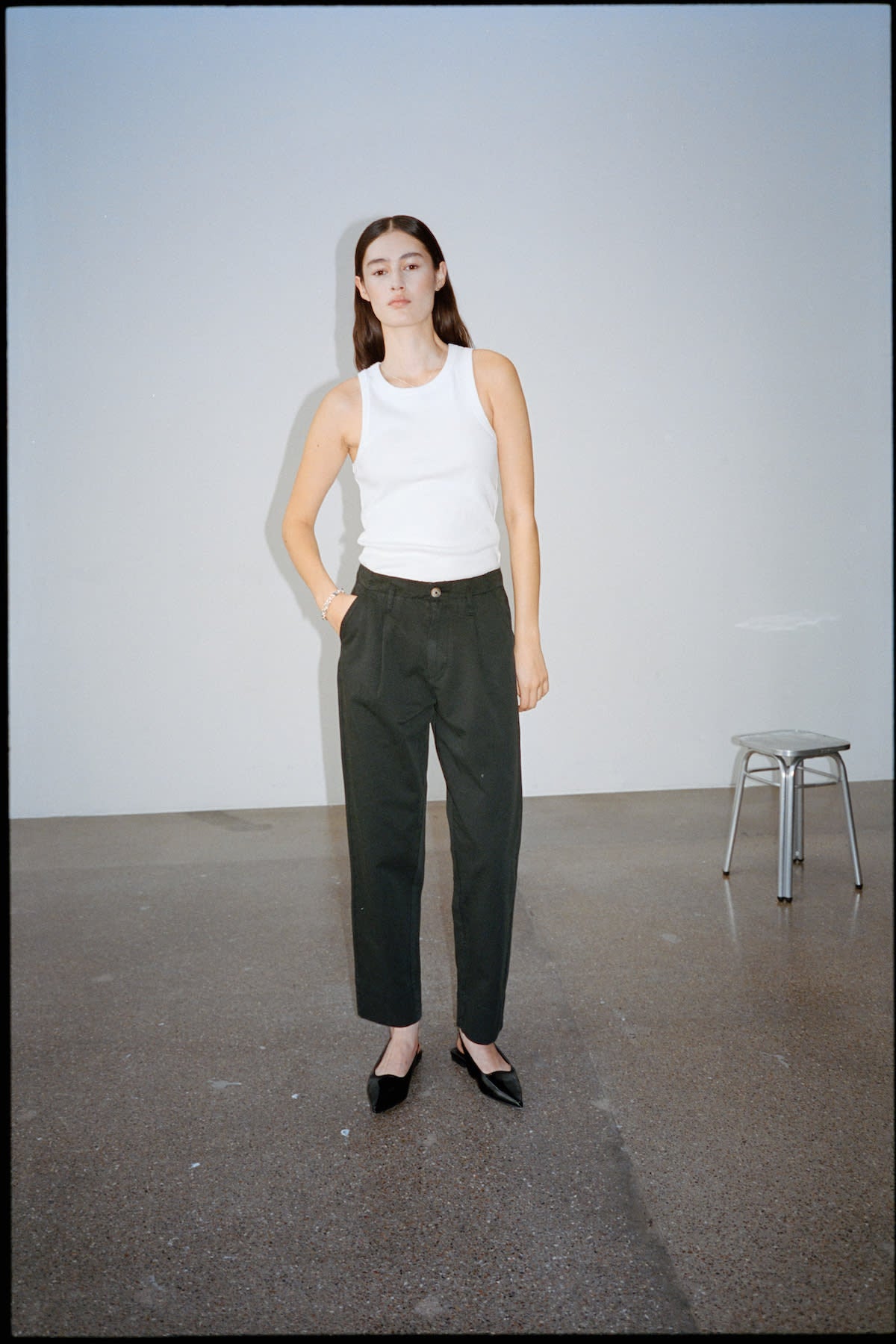 Raina - Canvas light pleat pant I Faded Black 3 - Rabens Saloner