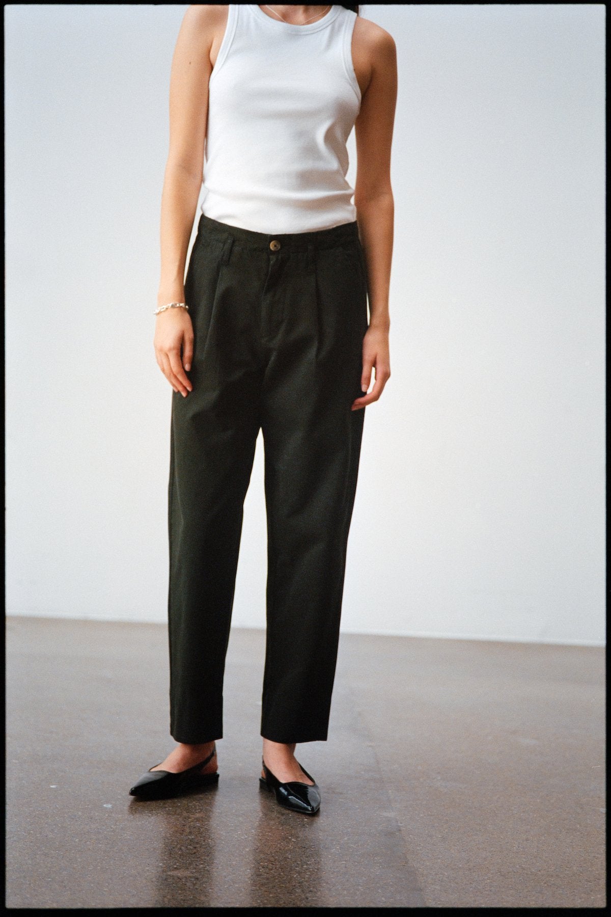 Raina - Canvas light pleat pant I Faded Black 6 - Rabens Saloner