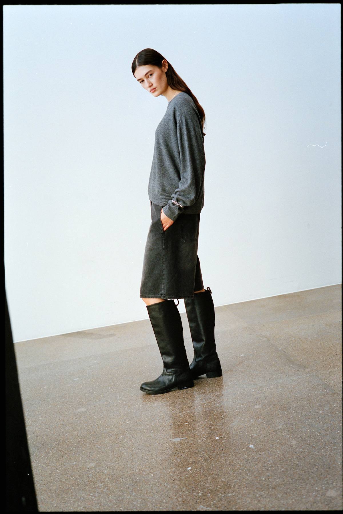 Dalani - Woolcash boxy sweater I Dark grey melange 4 - Rabens Saloner