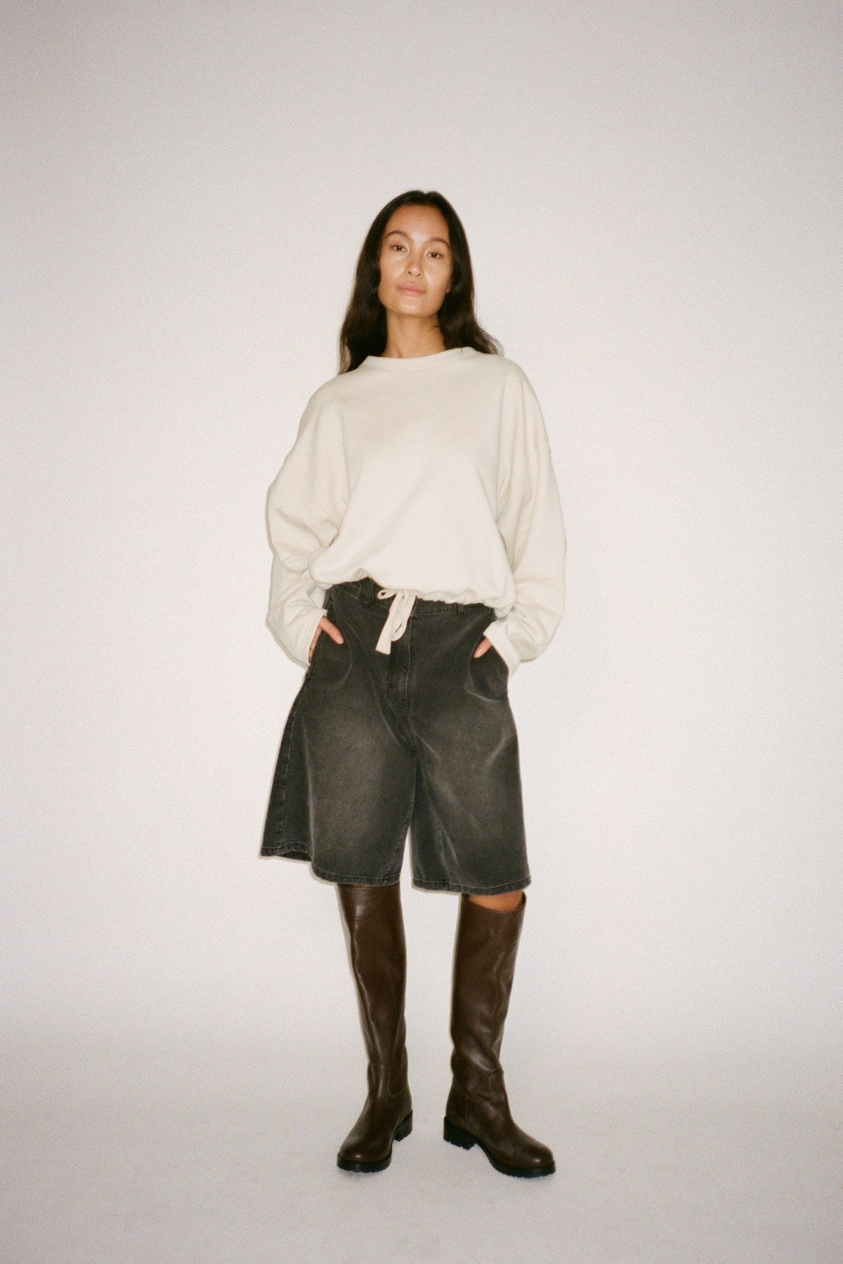 Raha - Denim black wide shorts I Washed black denim 6 - Rabens Saloner