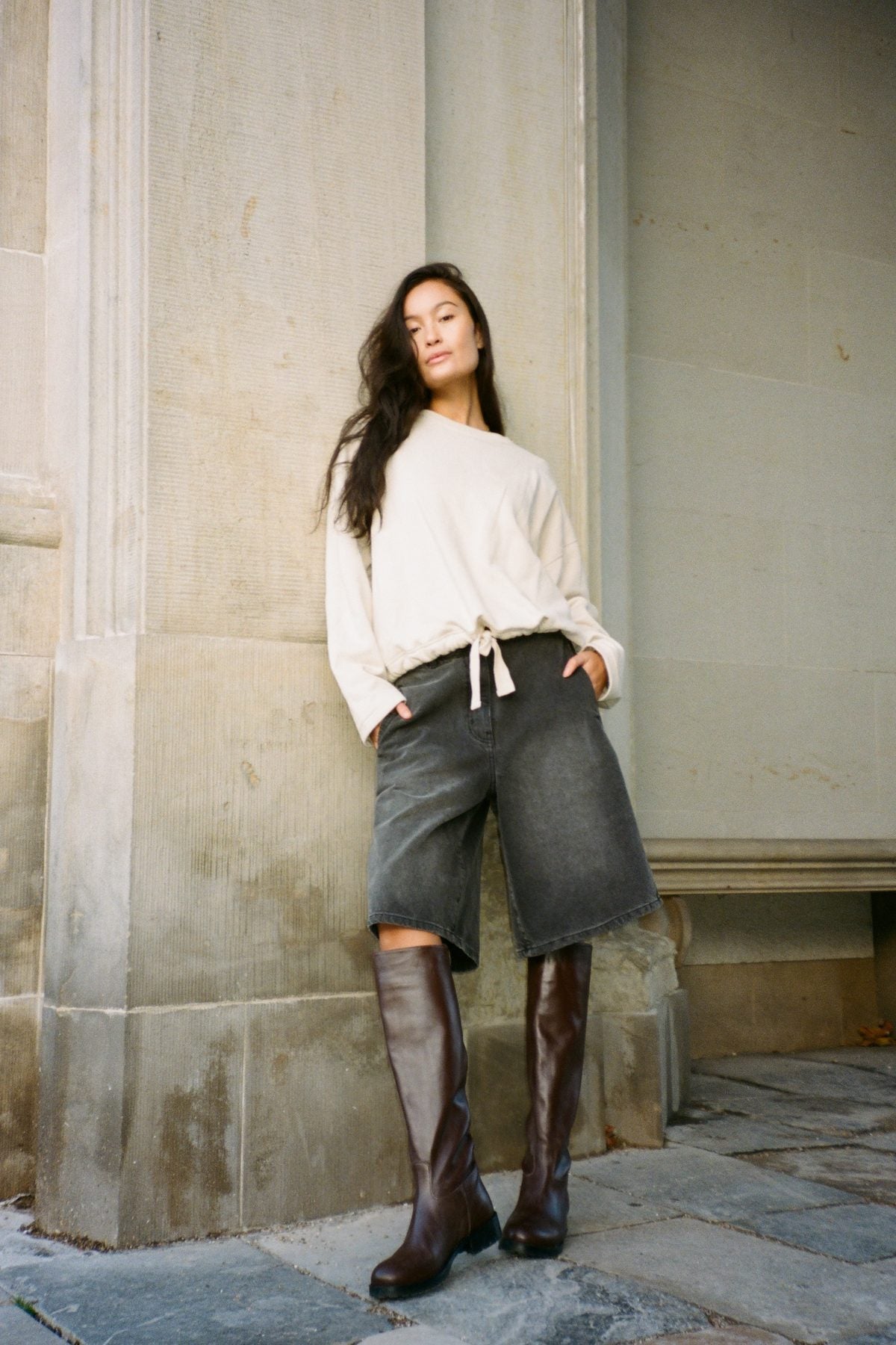 Raha - Denim black wide shorts I Washed black denim 6 - Rabens Saloner