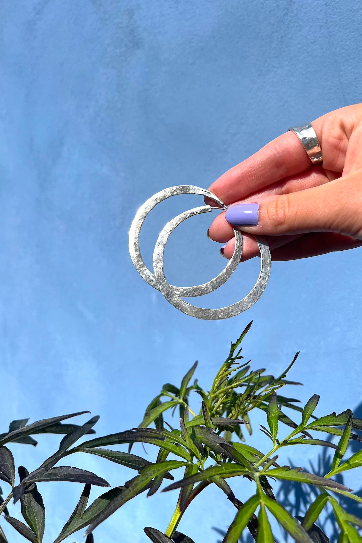 Nafsu - Silver hammered hoop L I Silver 3 - Rabens Saloner