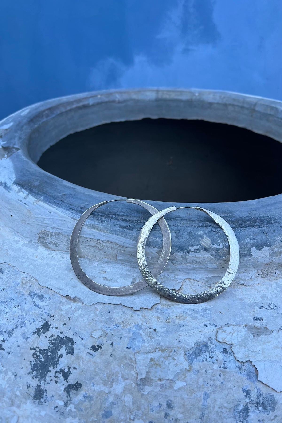 Nafsu - Hammered hoop L I Silver 6 - Rabens Saloner
